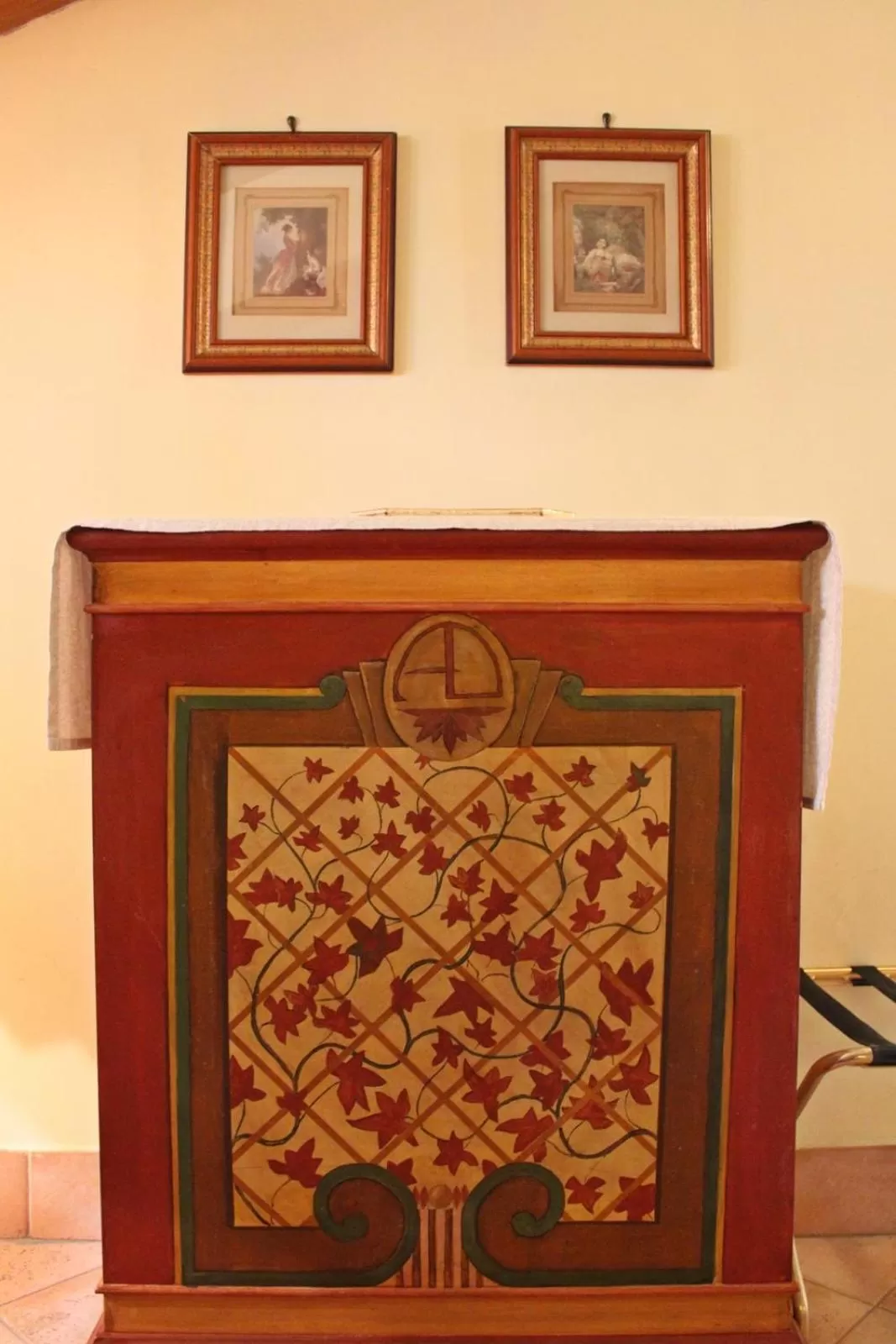 Decorative detail in Albergo delle Drapperie