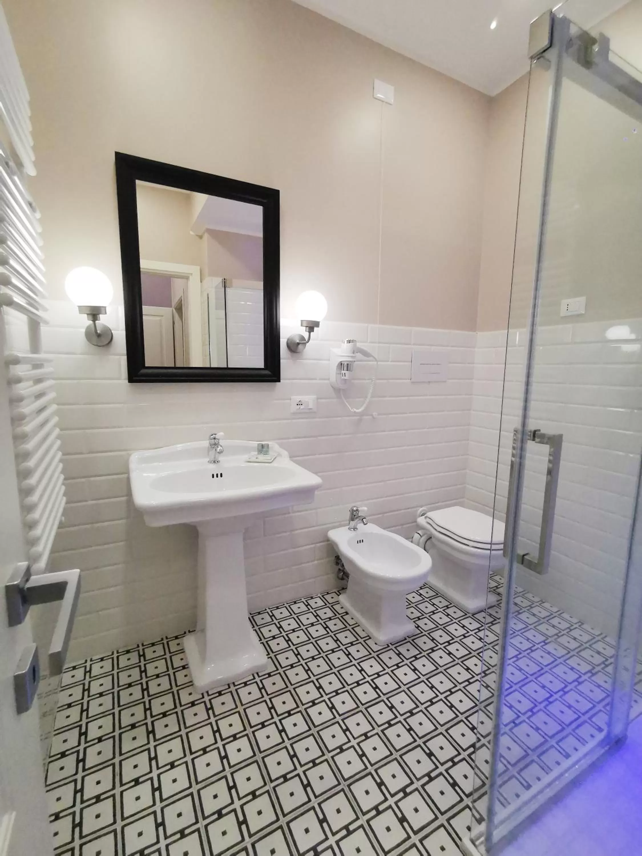 Bathroom in Opera Relais 85