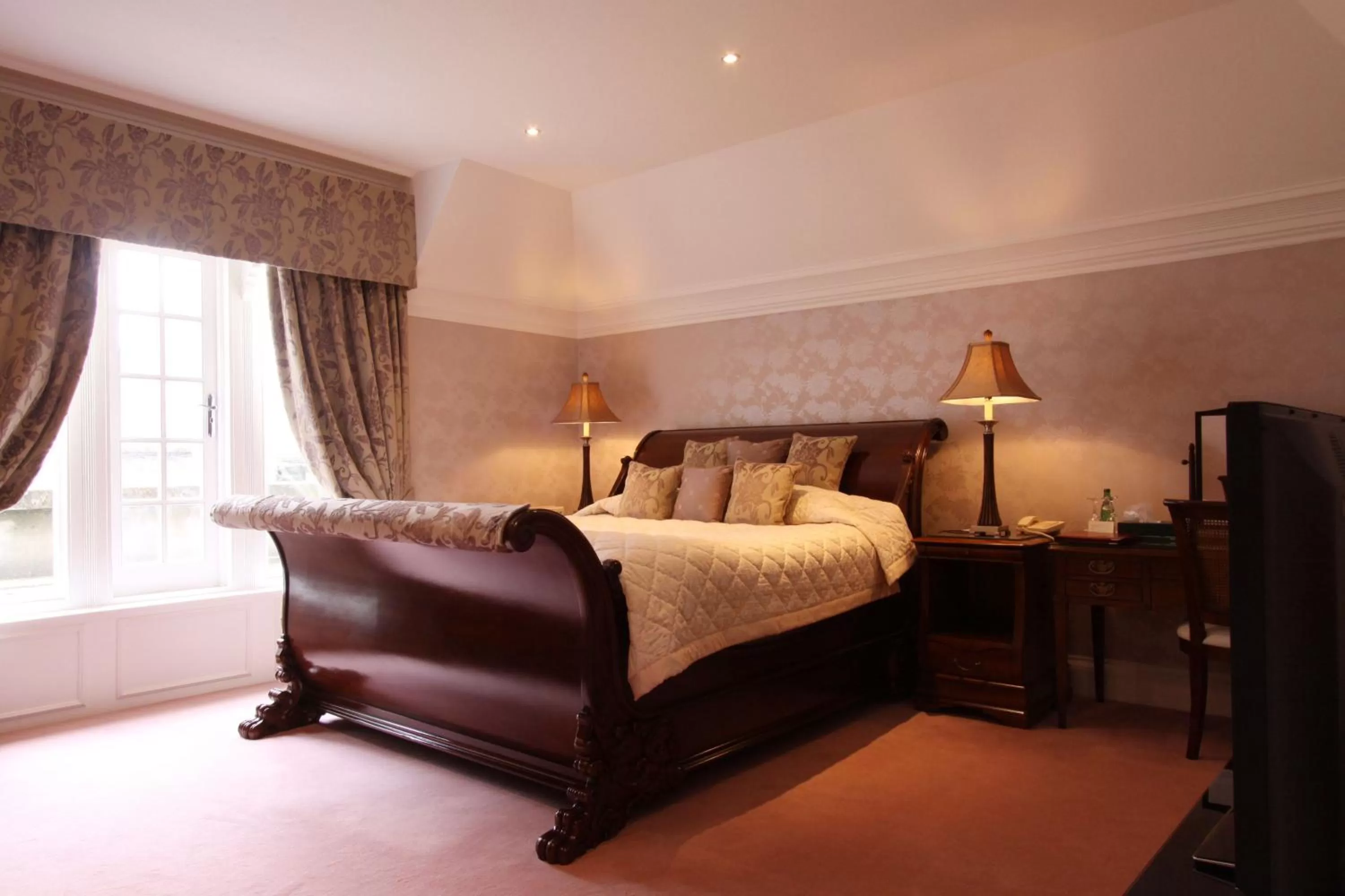 Bed in Mansion House Hotel