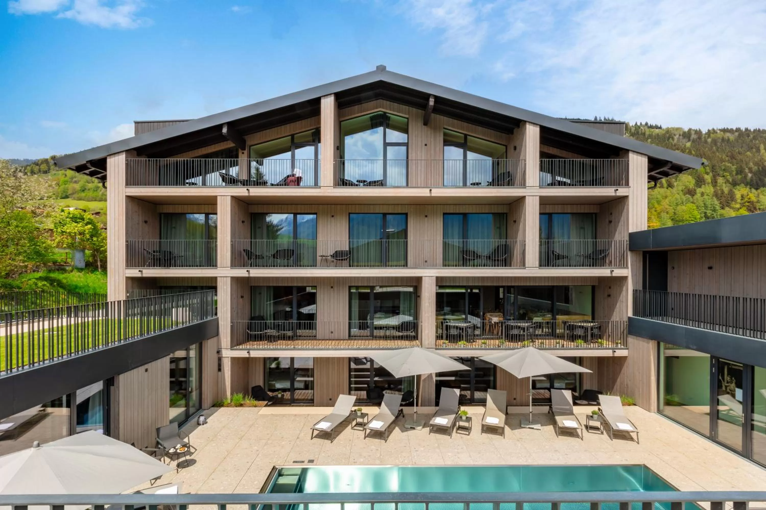 Swimming pool in Emma Deluxe Aparthotel direkt beim Skibus