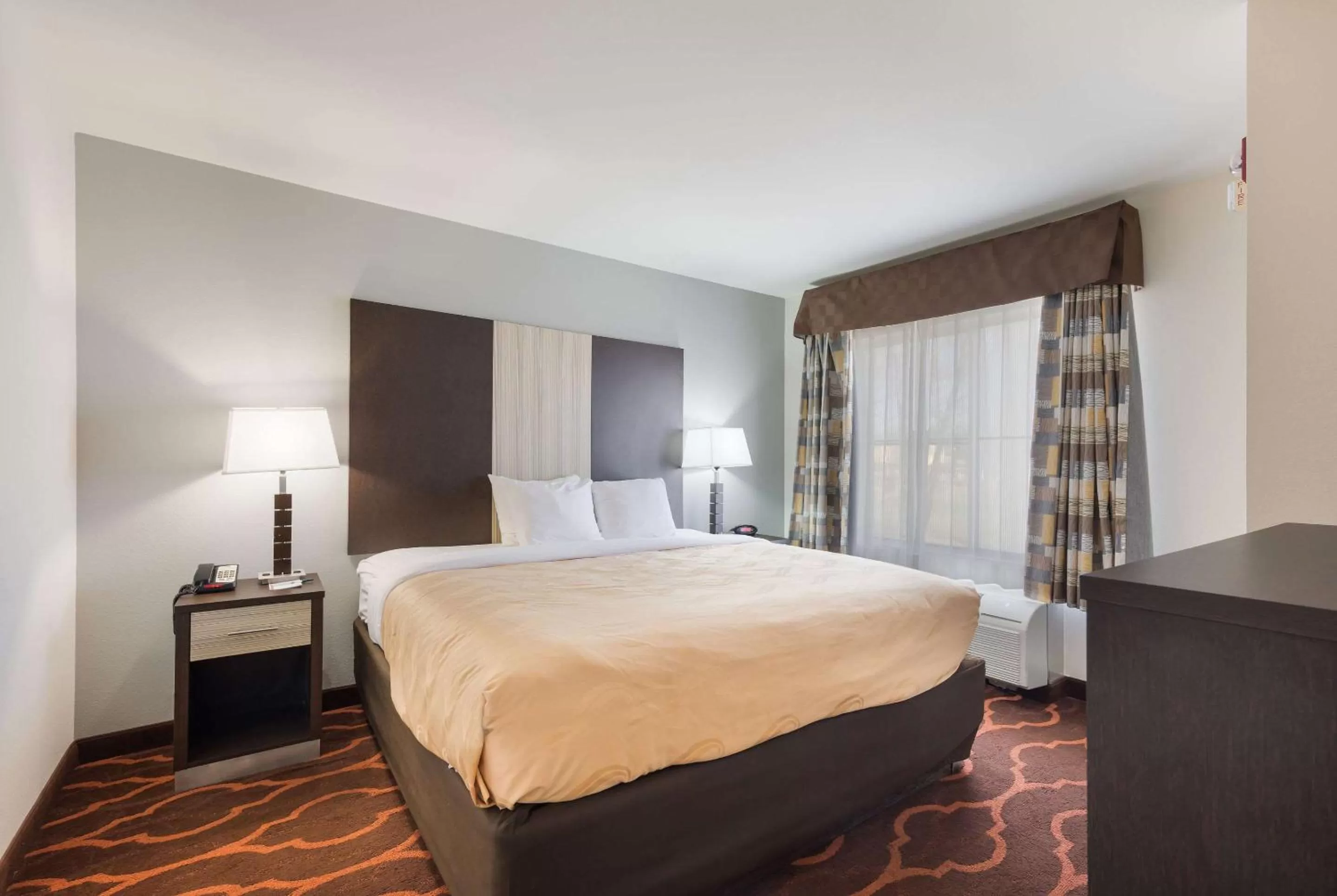 Photo of the whole room, Bed in Quality Inn & Suites Huntsville Research Park Area