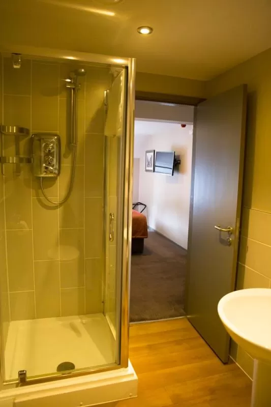 Shower, Bathroom in George & Dragon, Conwy