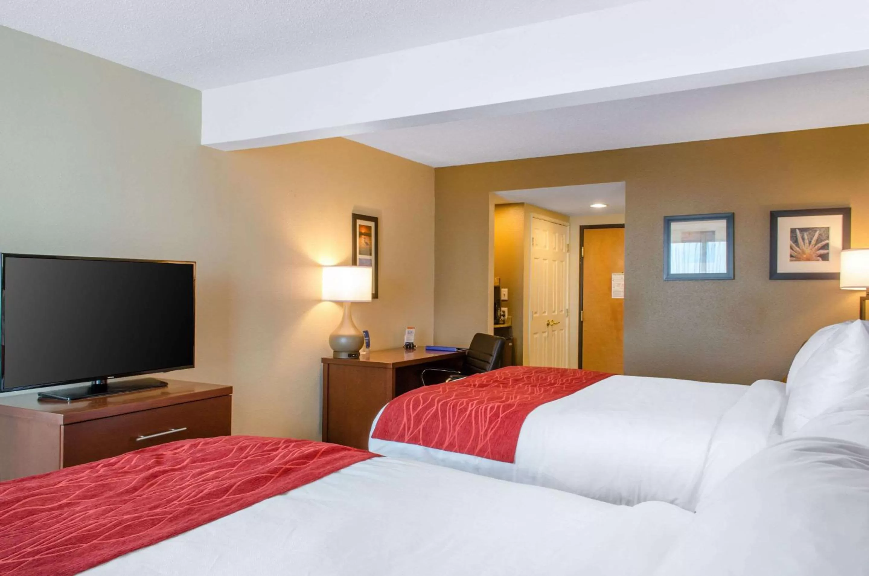 Photo of the whole room, Bed in Comfort Inn & Suites Biloxi-D'Iberville