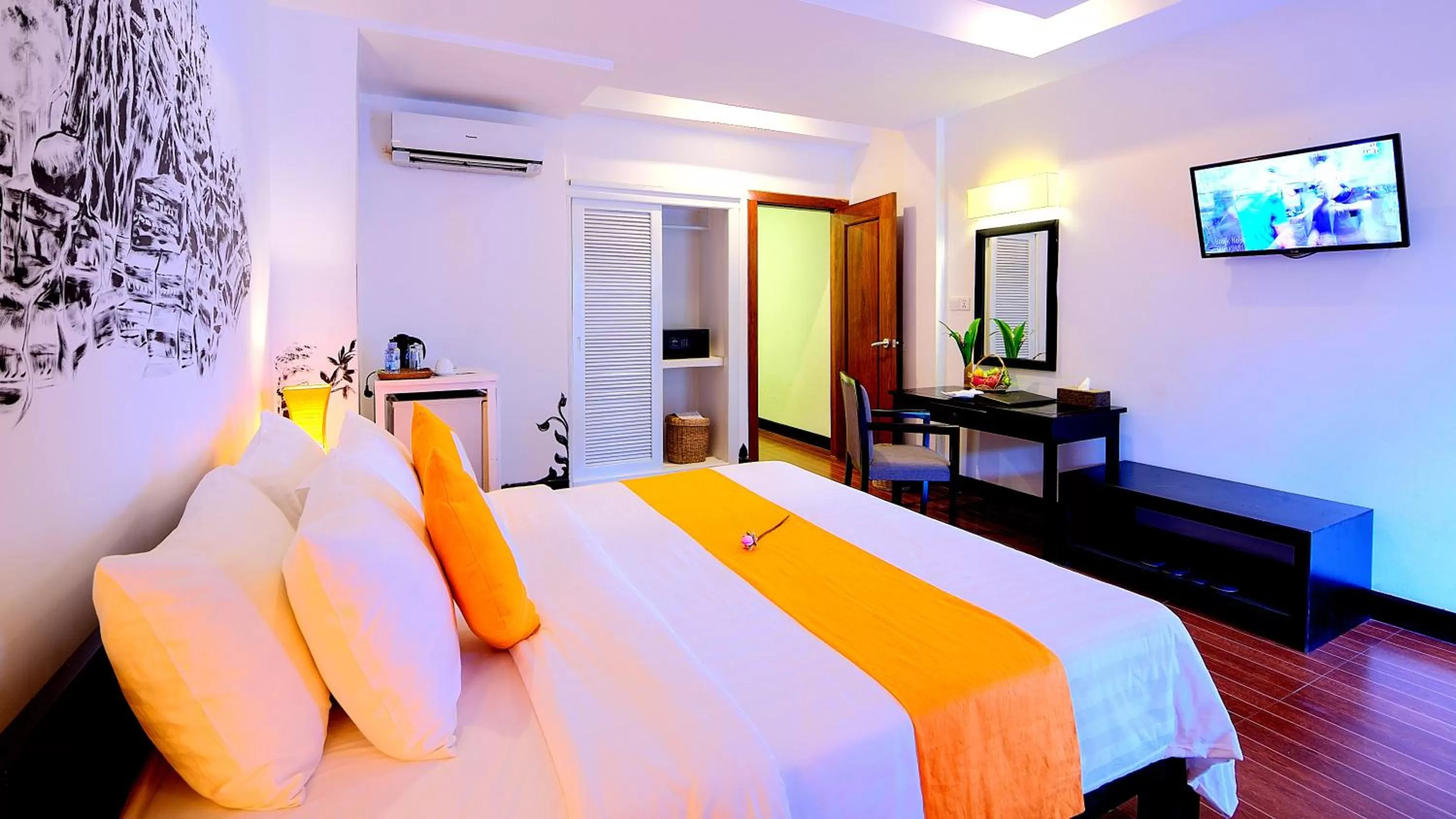 Bed in La Residence Blanc D'Angkor