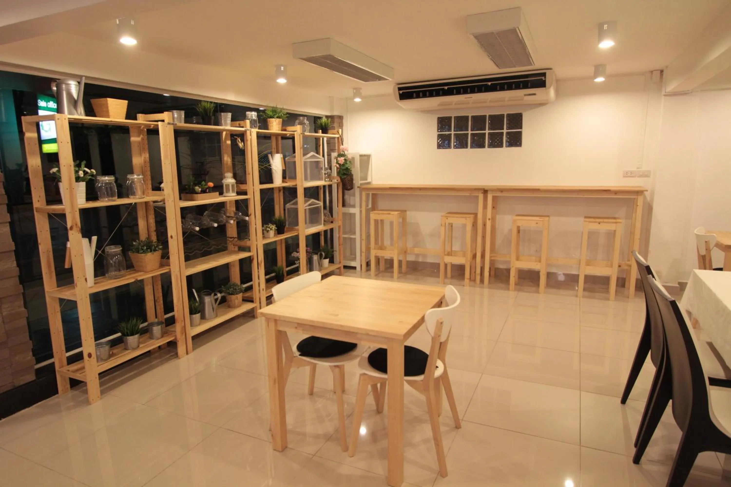 Restaurant/places to eat in Napaville Huai Khwang