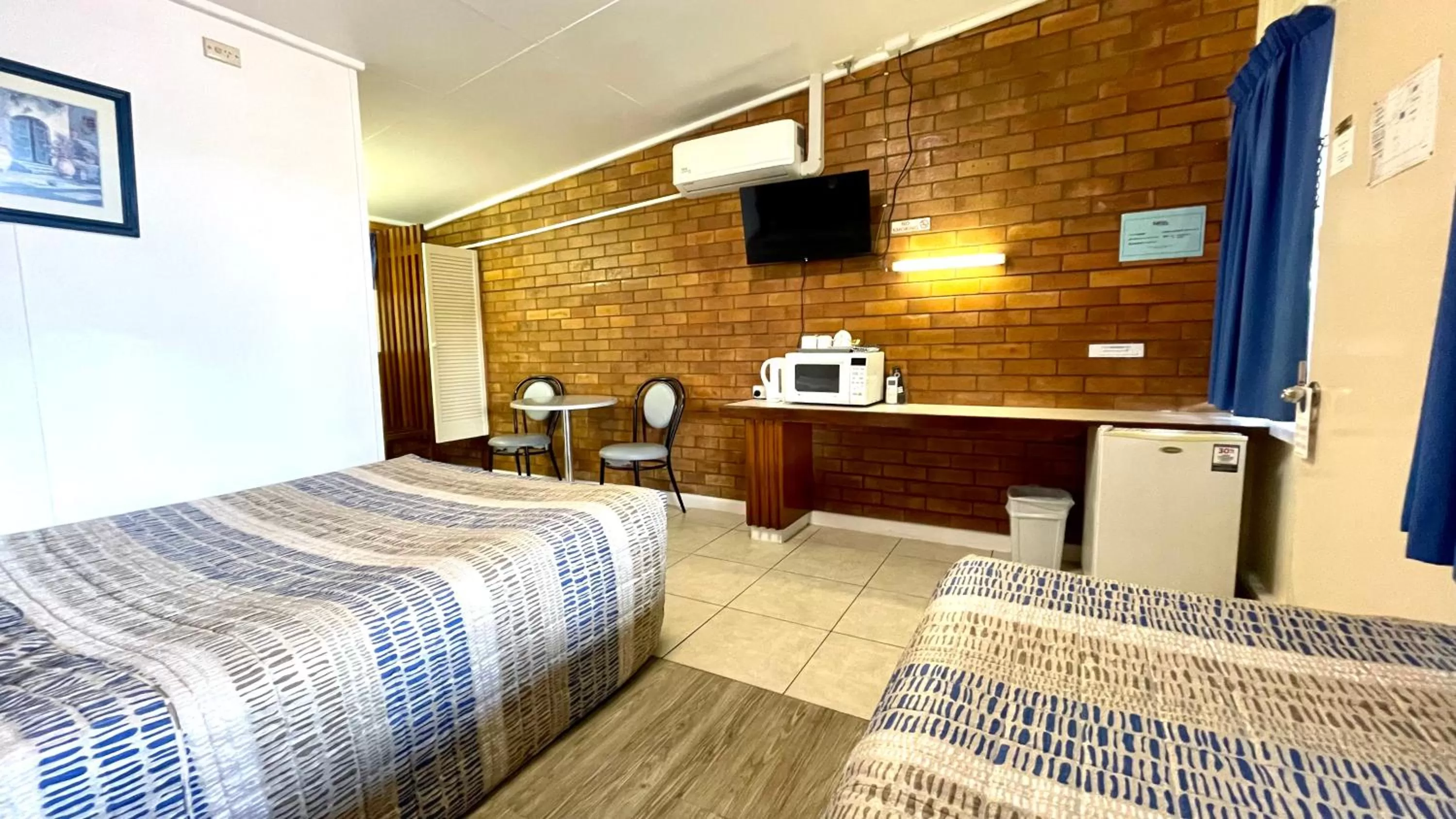 Photo of the whole room, Bed in Motel Myall