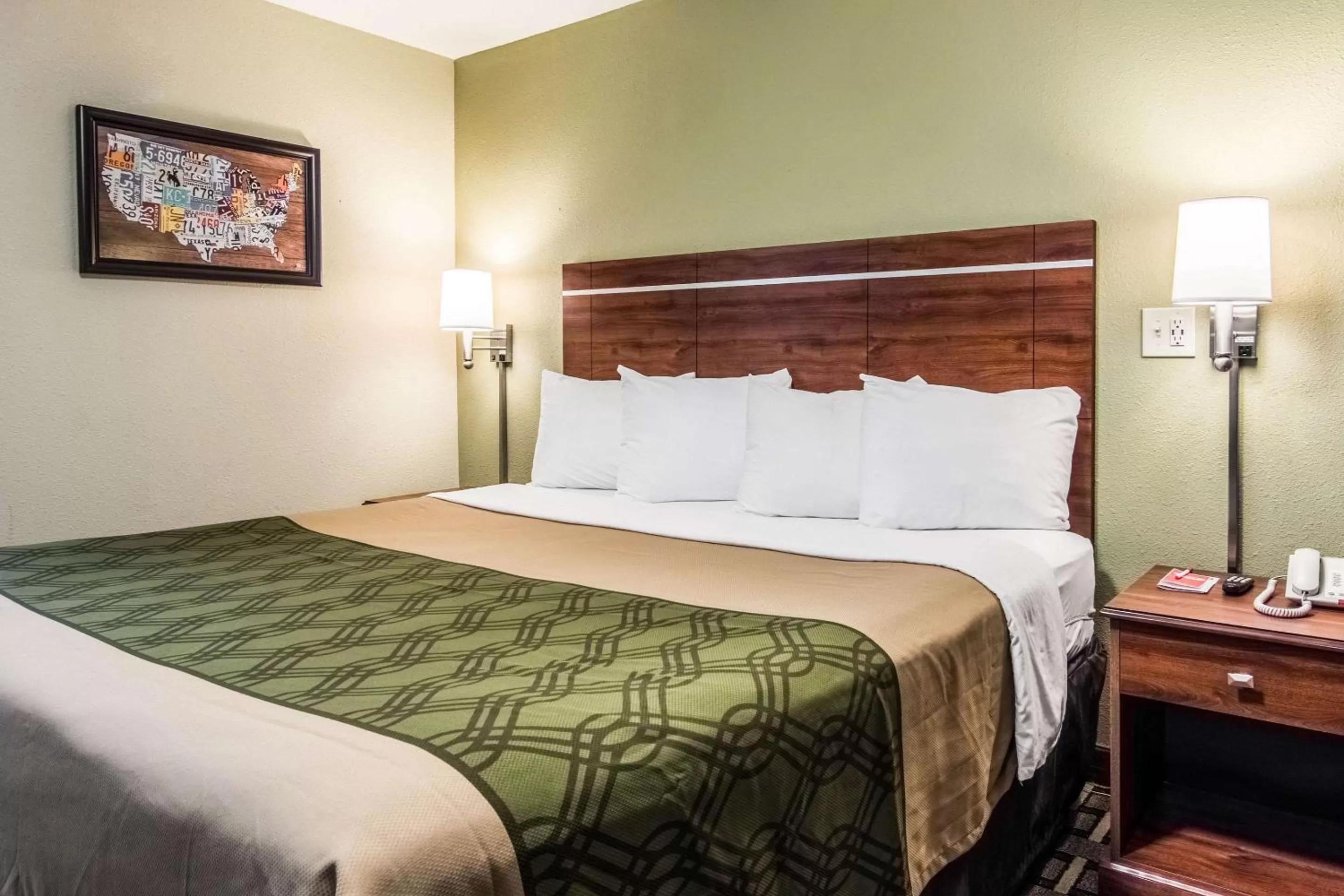 Photo of the whole room, Bed in Econo Lodge Jasper