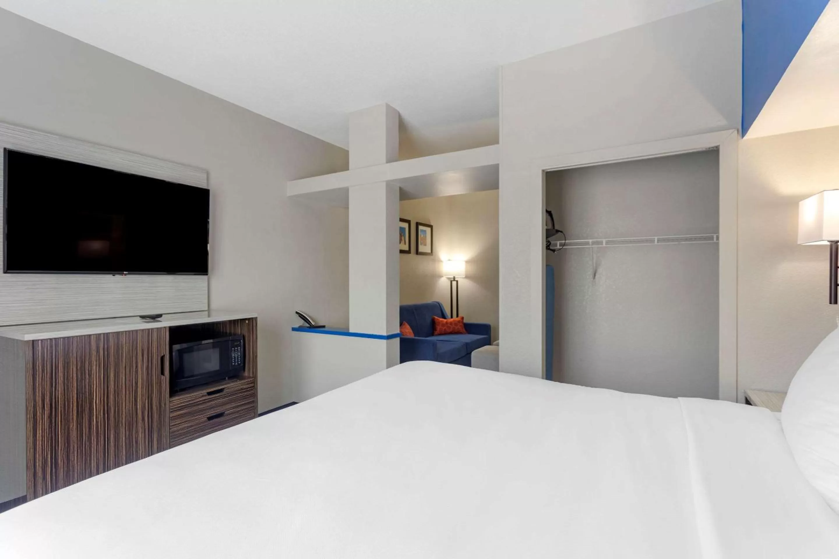 Photo of the whole room, Bed in Comfort Inn & Suites Memphis East