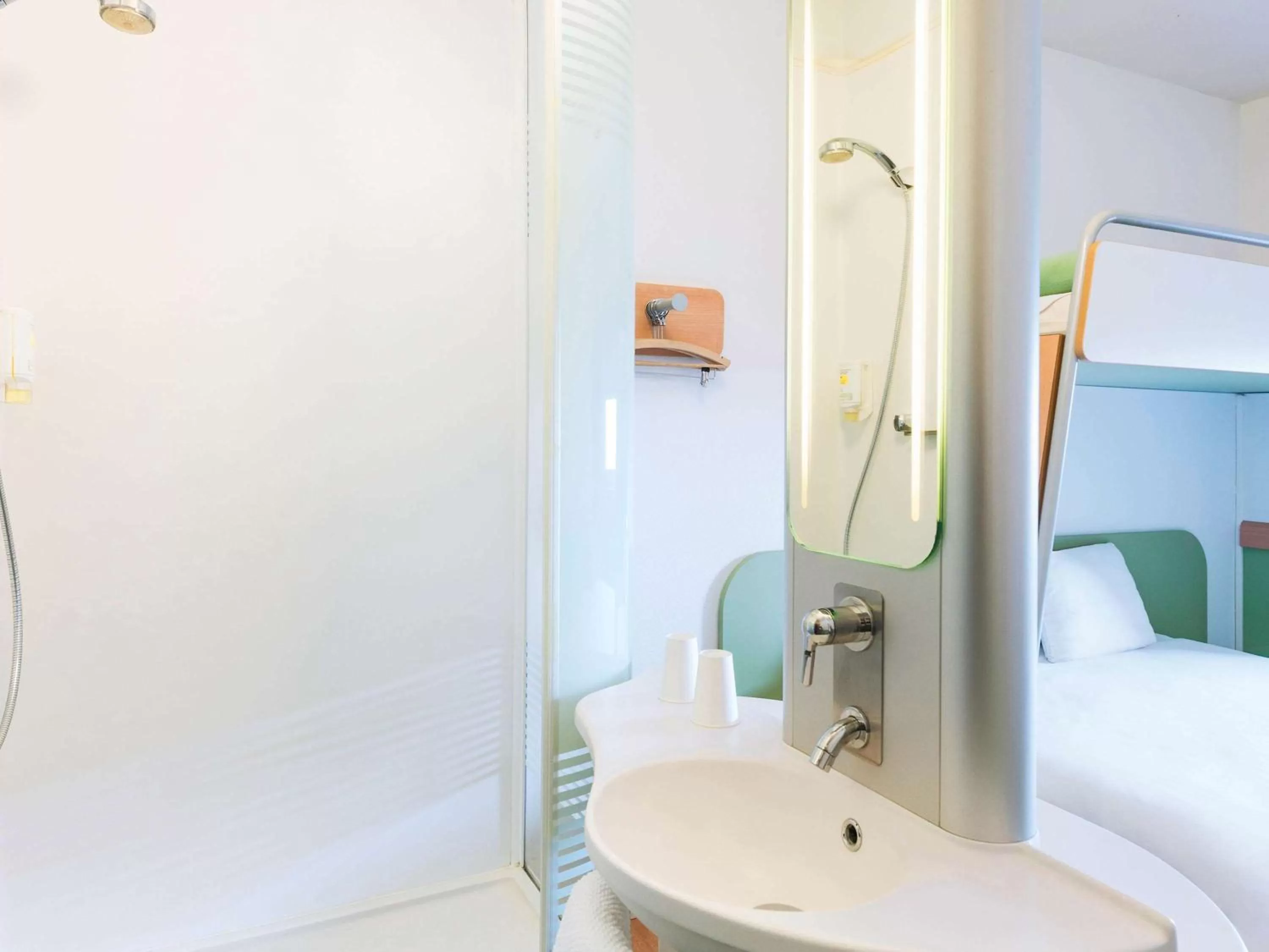 Photo of the whole room, Bed in ibis Budget Luxembourg Sud