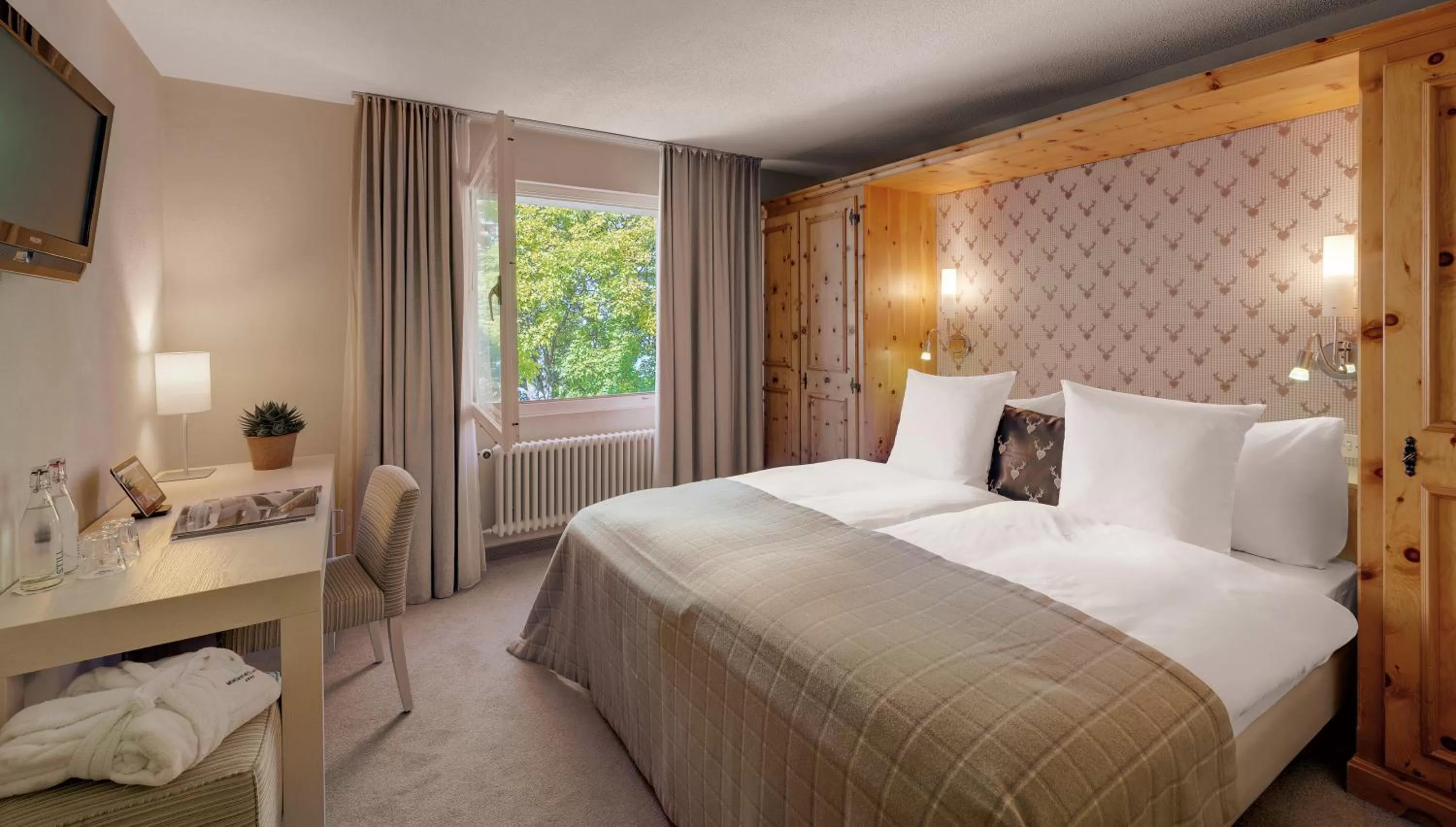 Photo of the whole room, Bed in Morosani Posthotel