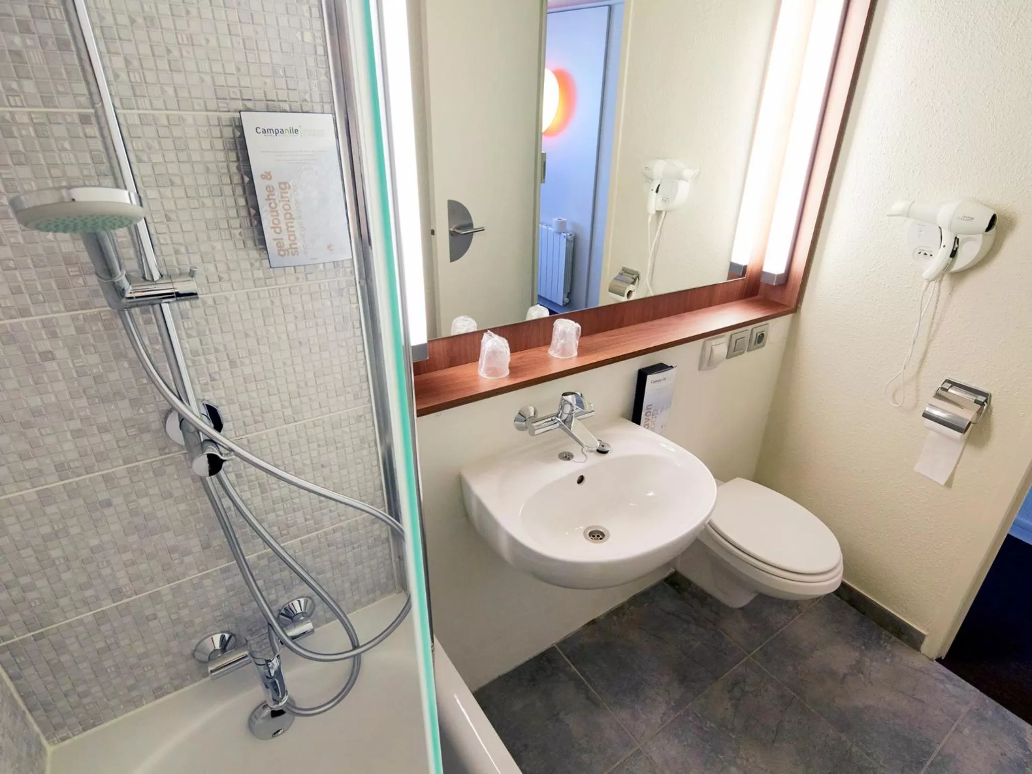 Bathroom in Campanile Dijon Sud - Marsannay