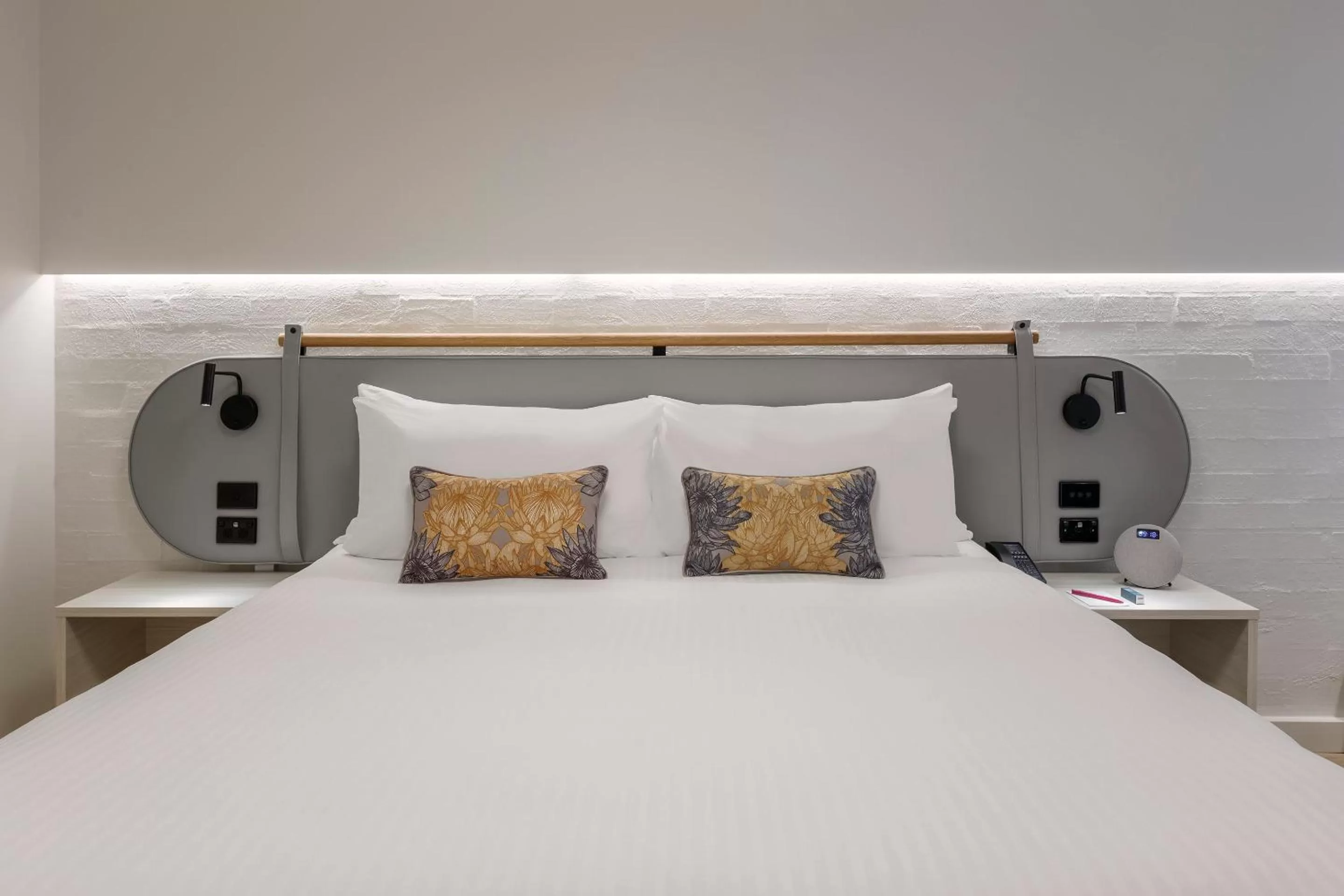 Photo of the whole room, Bed in Crowne Plaza Hawkesbury Valley by IHG