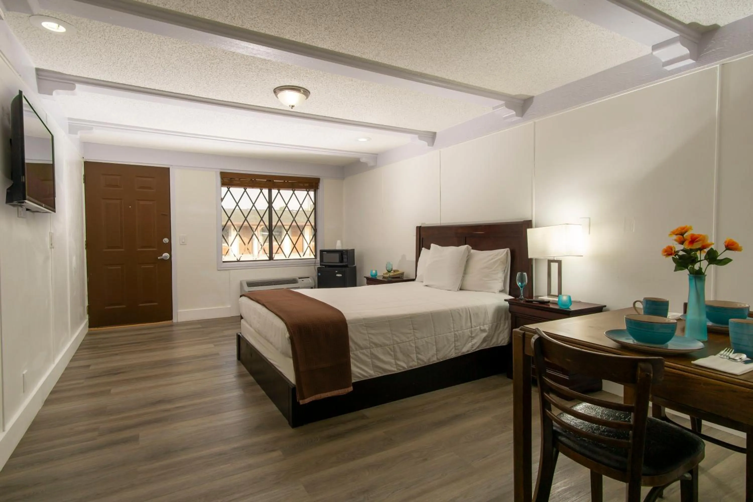 Photo of the whole room, Bed in Spinnaker Inn of Naples