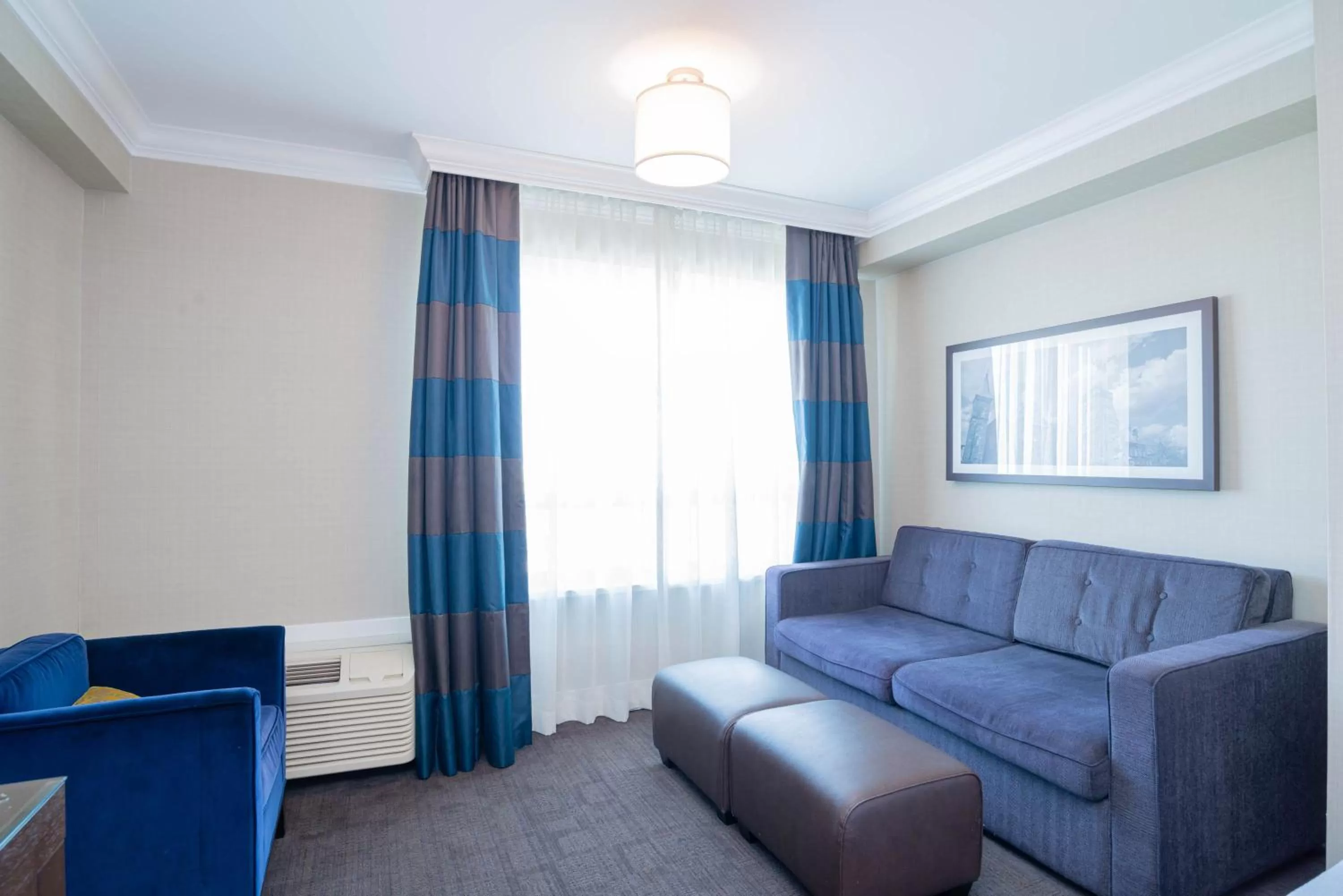 Photo of the whole room in Sandman Hotel Oakville