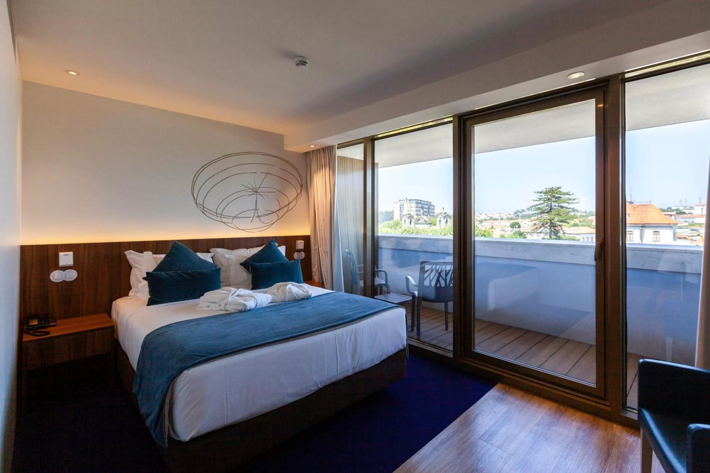 Photo of the whole room, Bed in Sea Porto Hotel