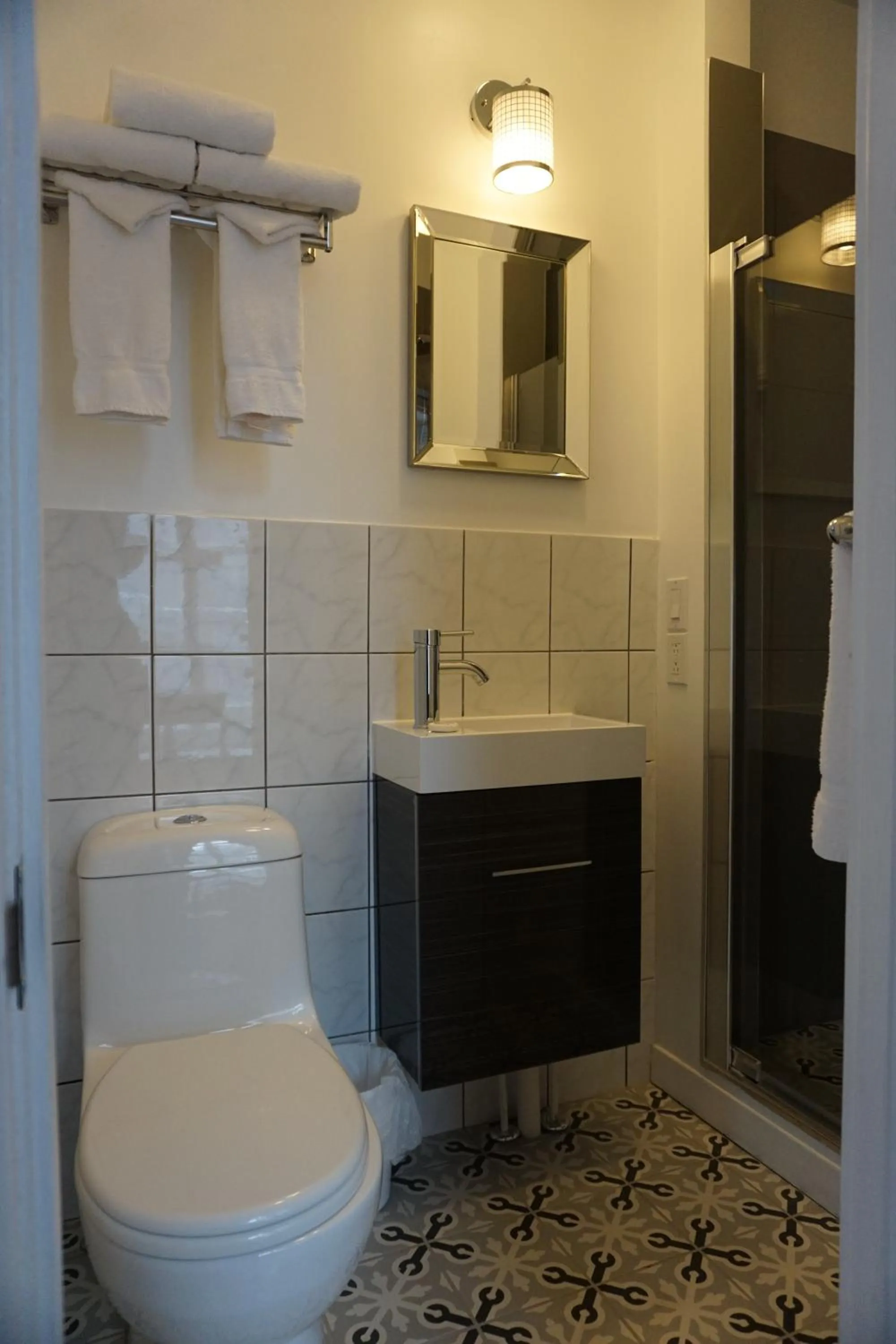 Toilet in Hôtel Marie-Rollet