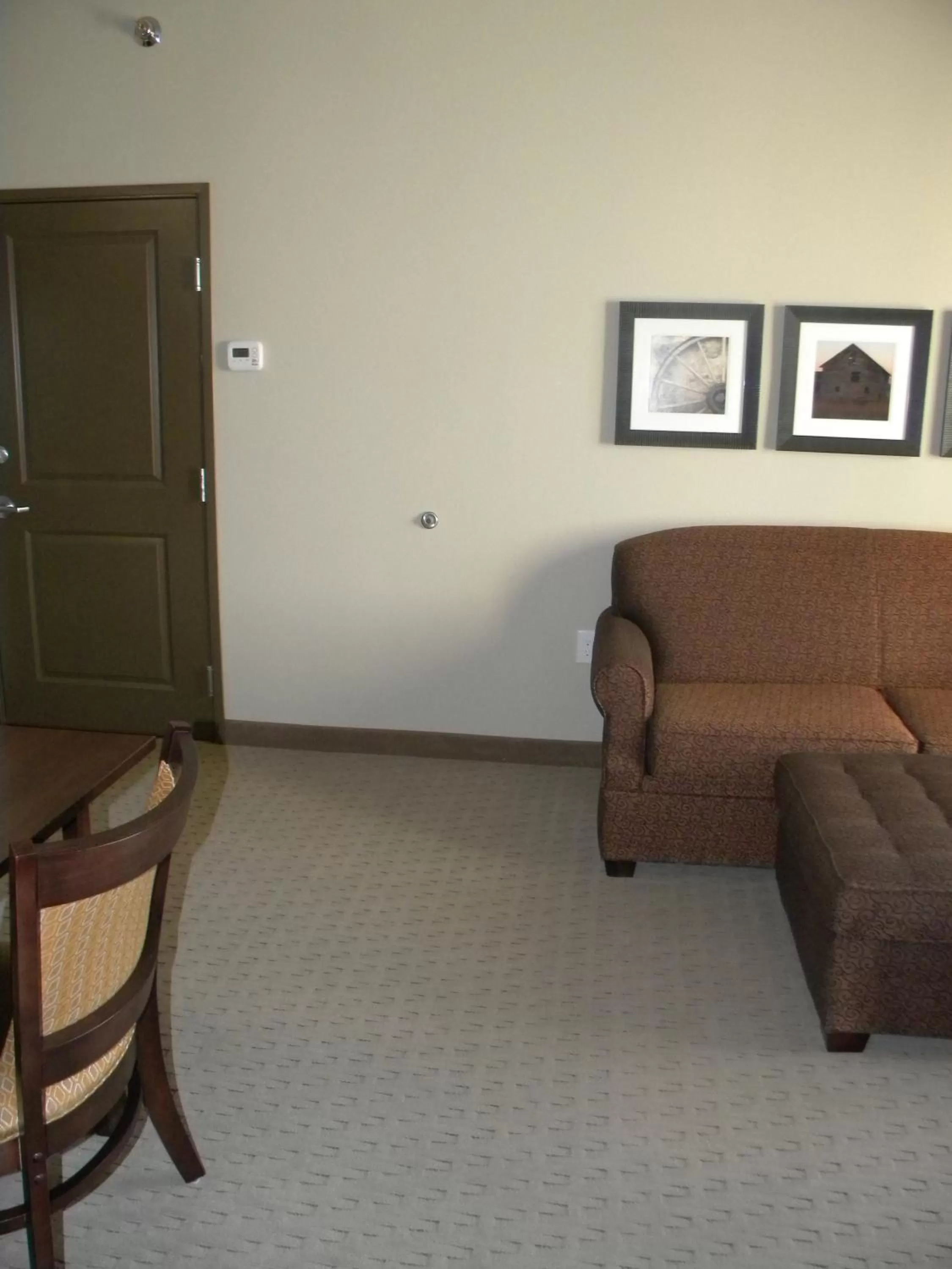 Seating area in Teddy's Residential Suites Watford City