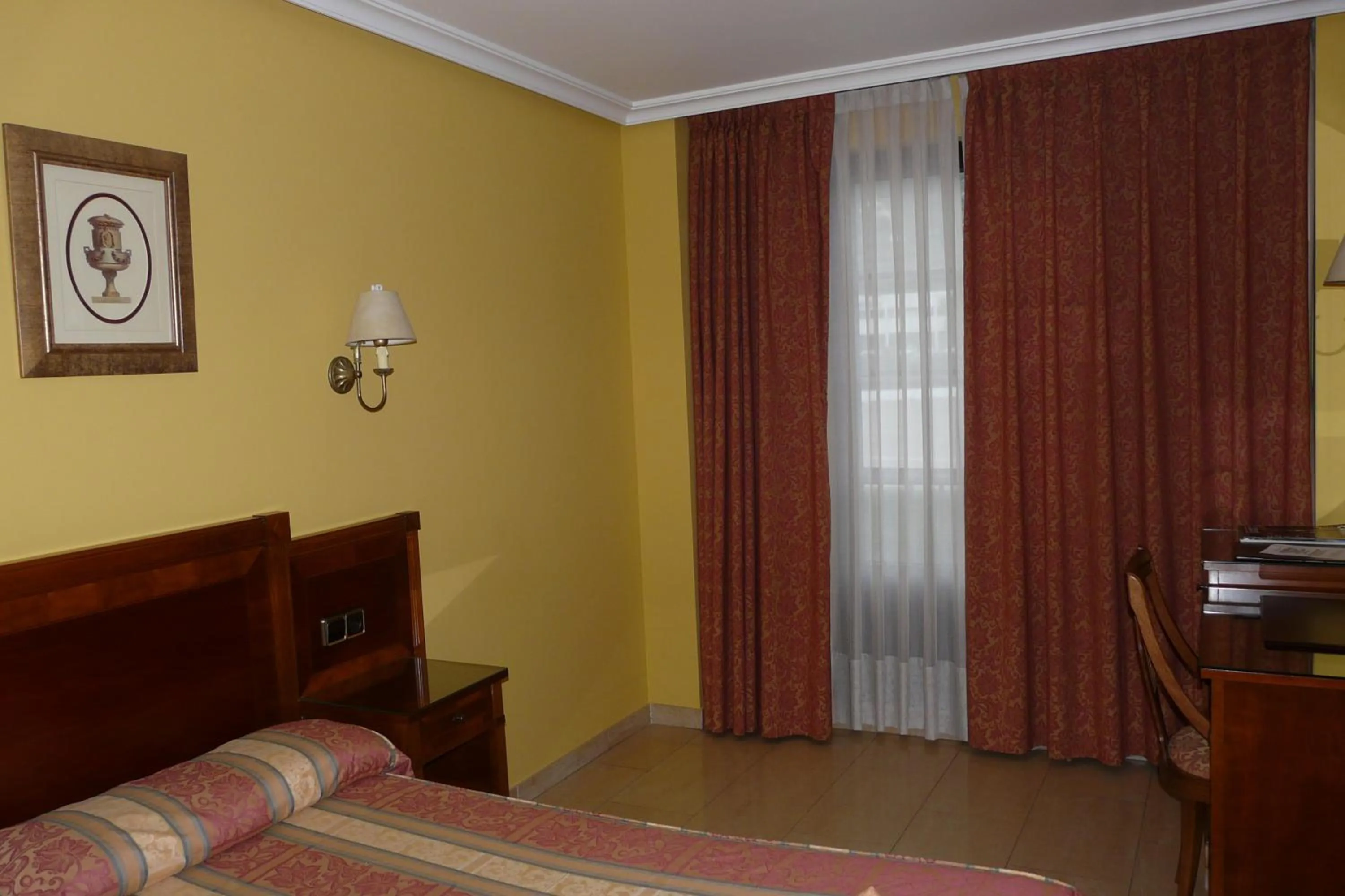 Photo of the whole room, Bed in Idh Angel