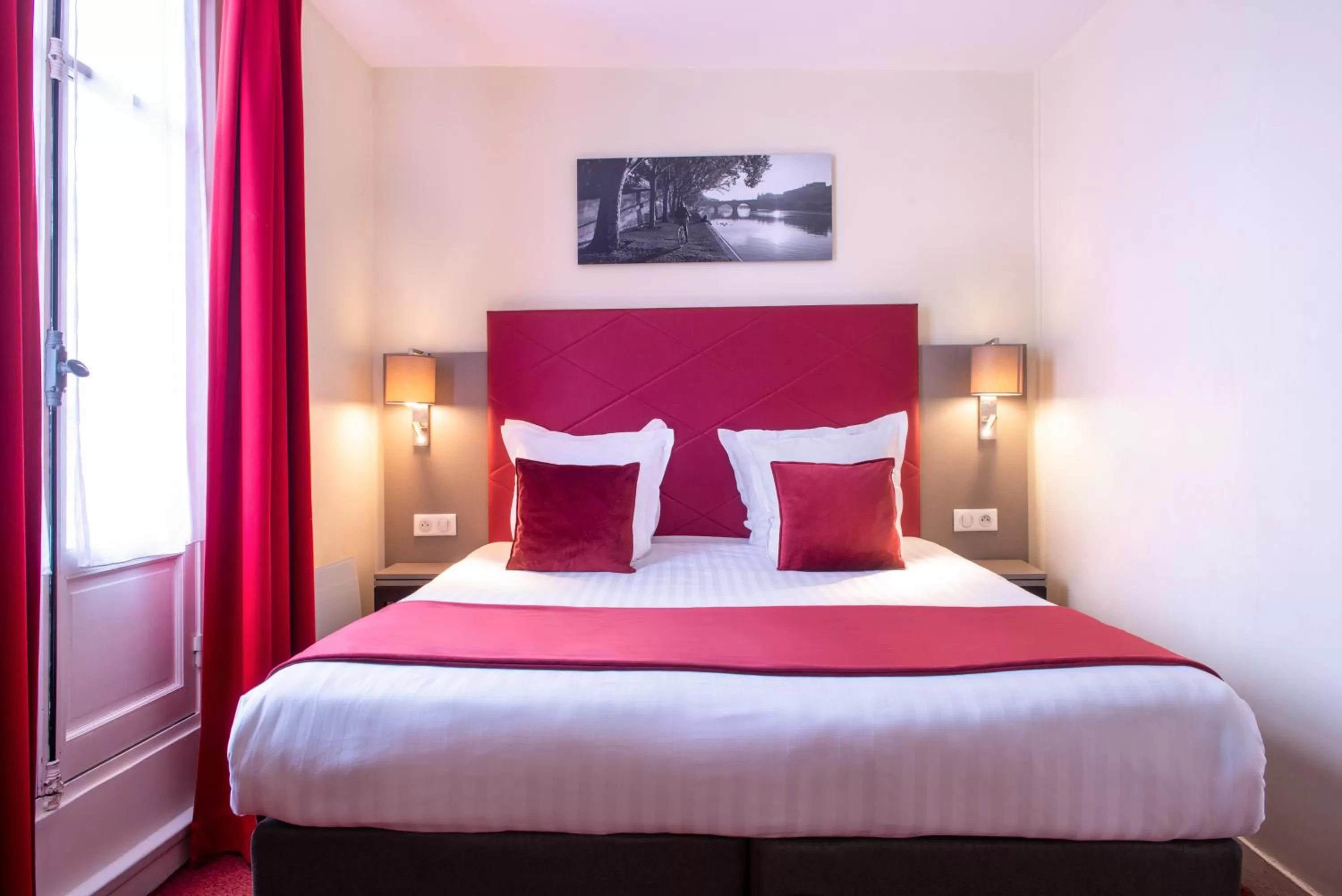 Bedroom, Bed in Hôtel Aston Paris