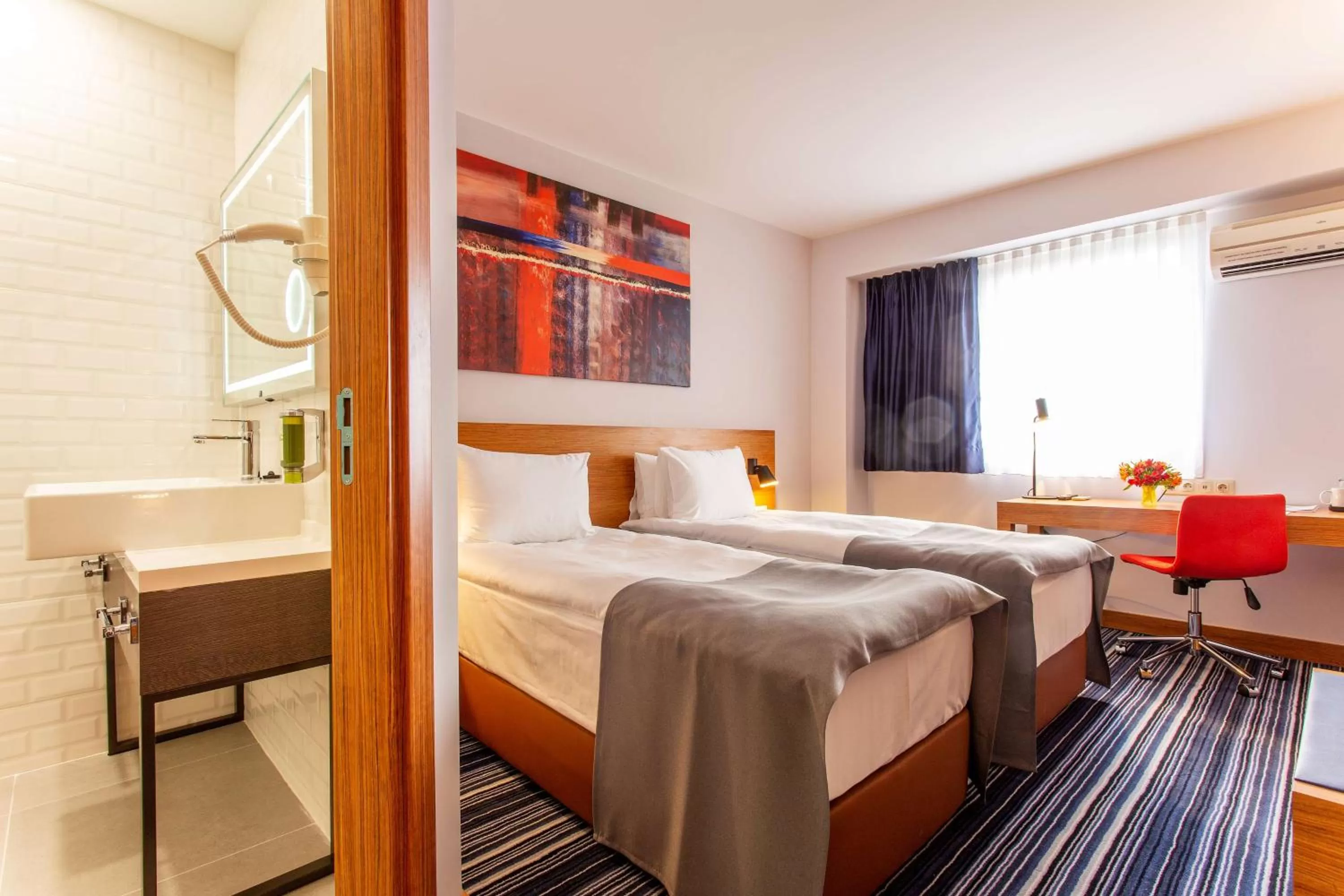 Photo of the whole room, Bed in Best Western Terminus Hotel