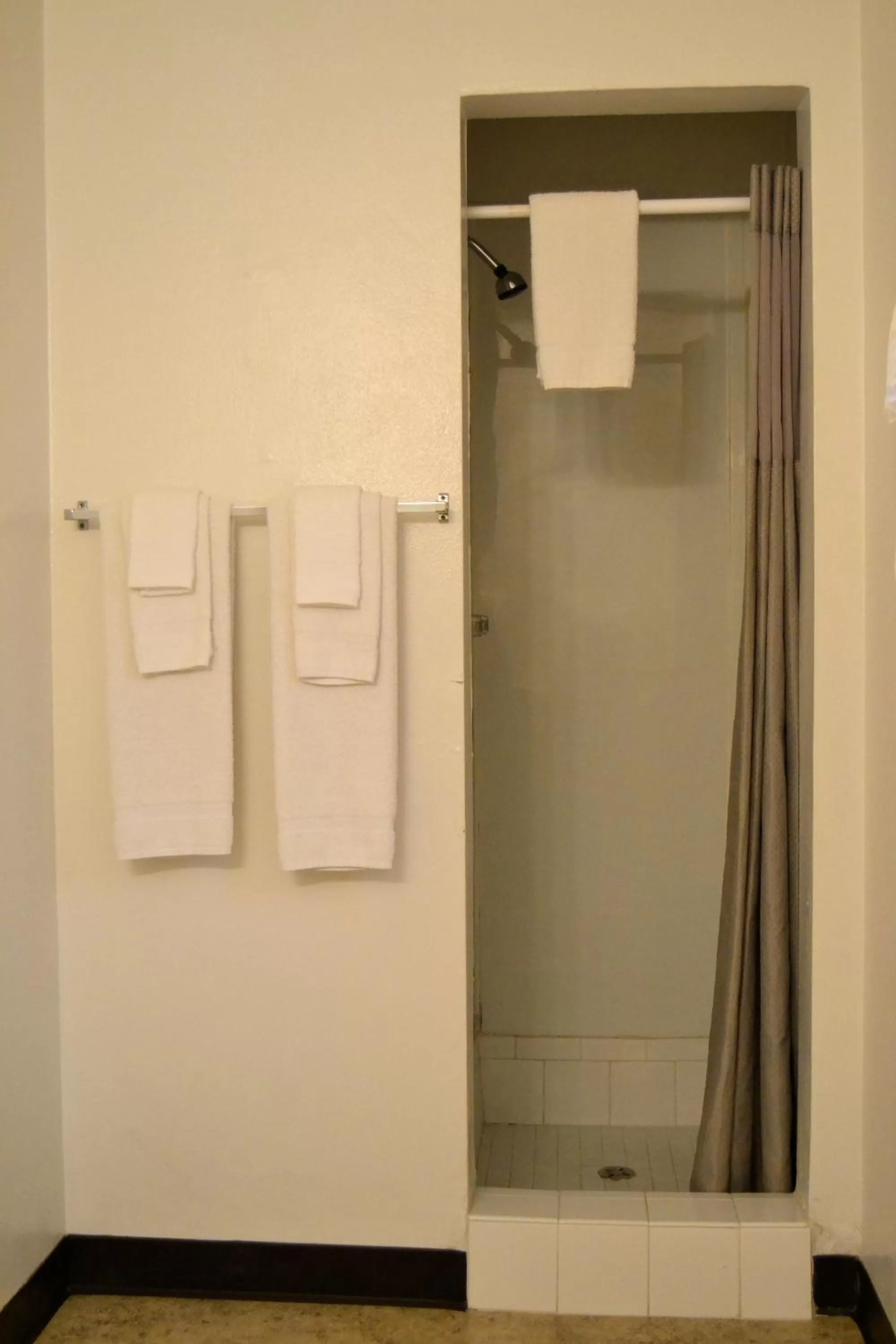 Photo of the whole room in Ontario Inn