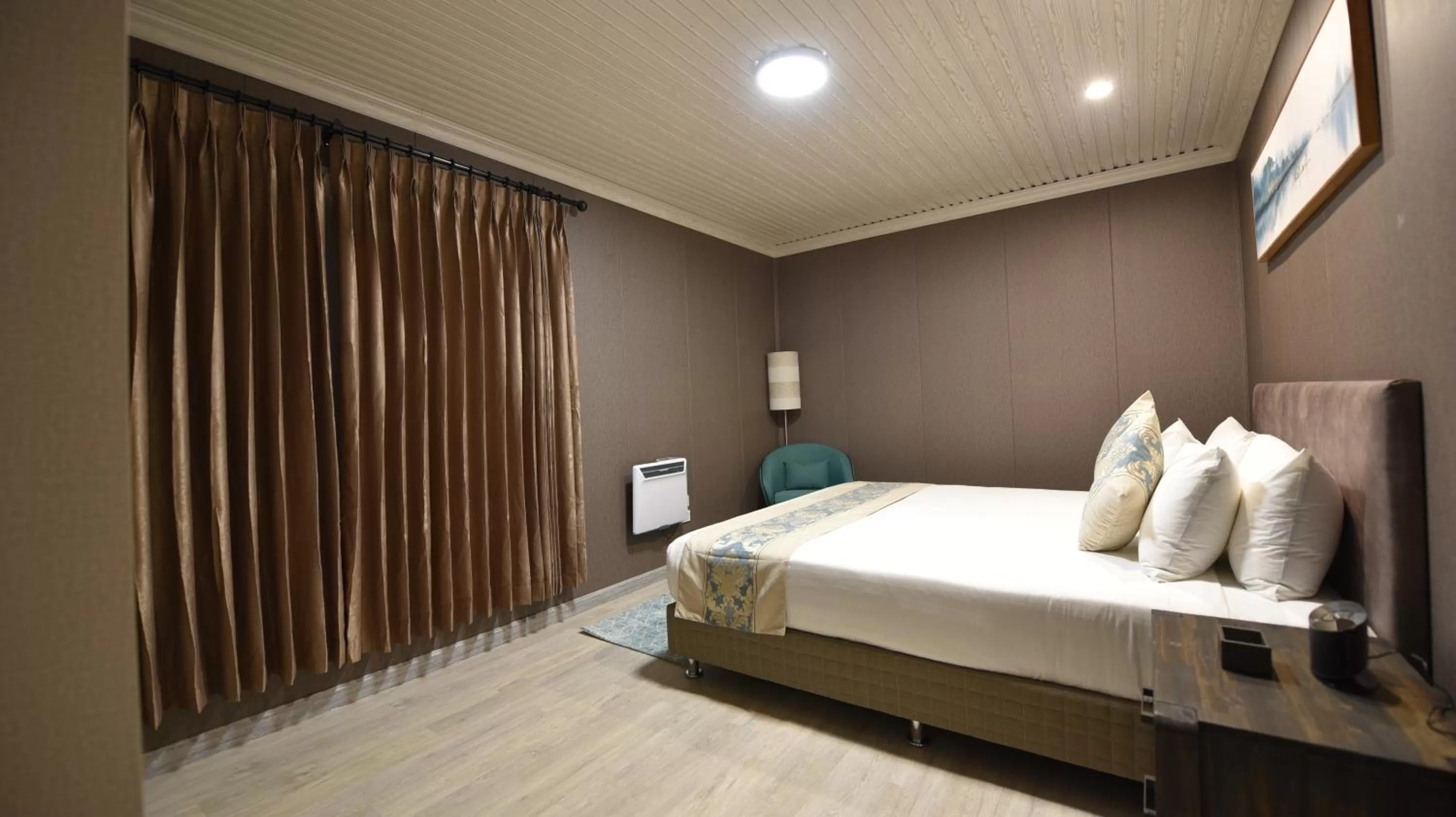 Photo of the whole room in Regal Residency