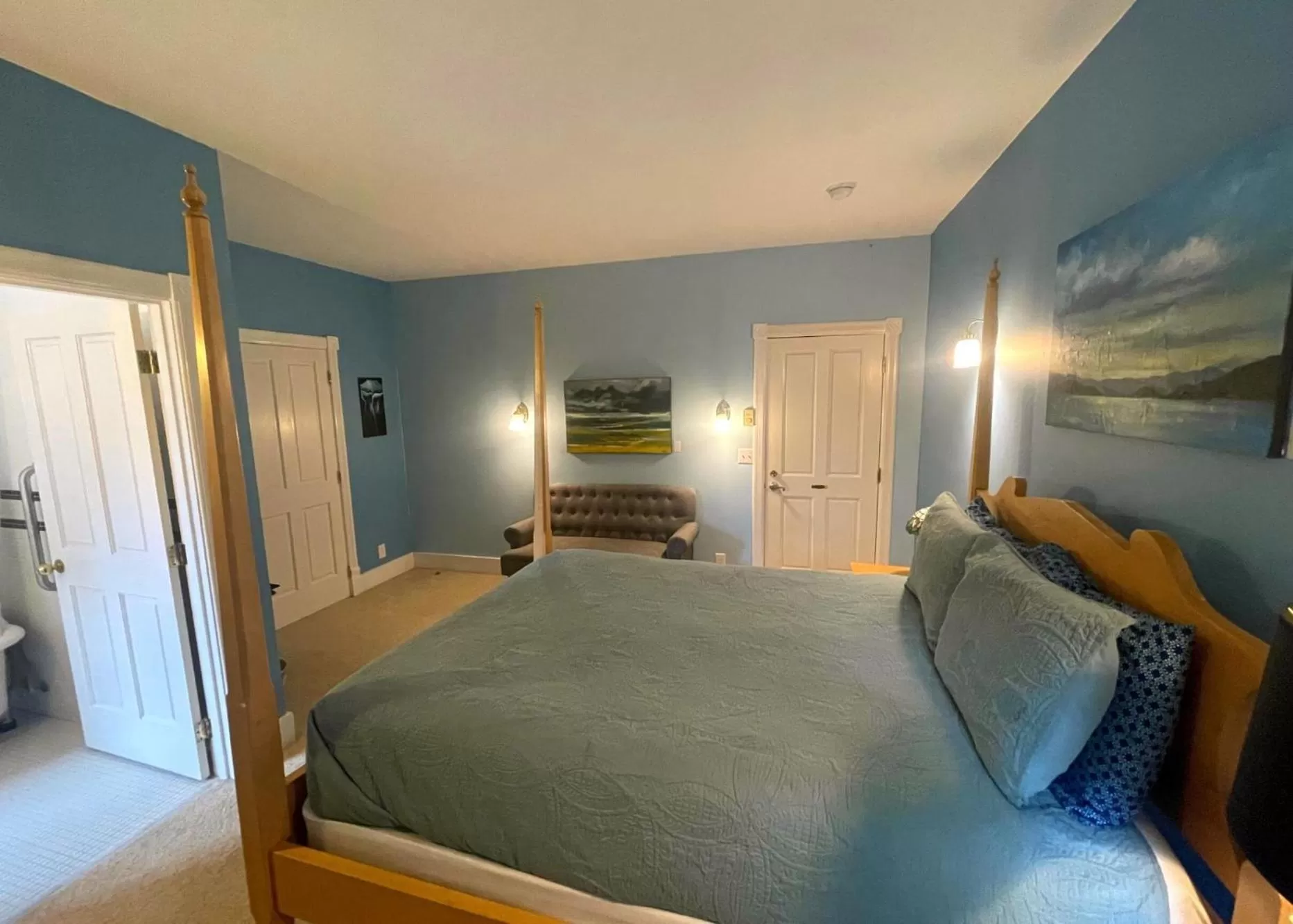 Bed in The Edenwild Boutique Inn