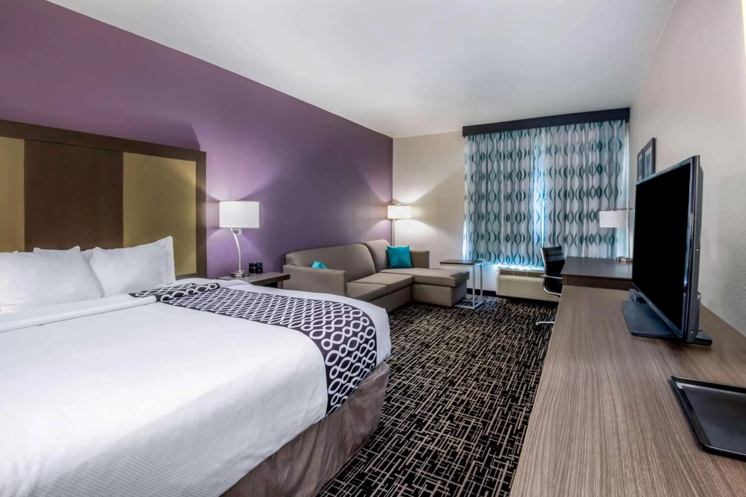 Photo of the whole room, Bed in La Quinta by Wyndham Pampa