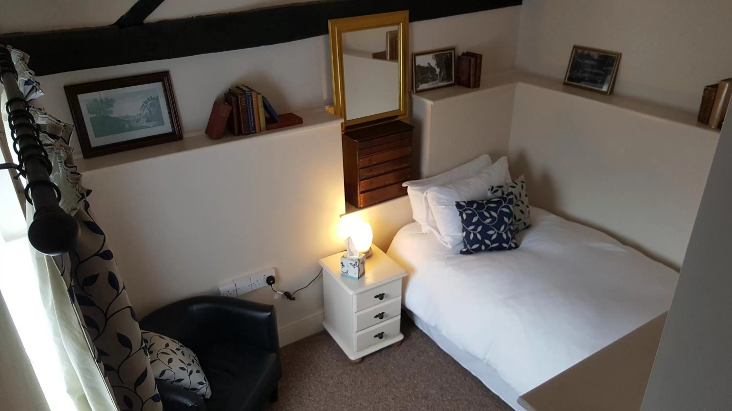 Photo of the whole room, Bed in The Greyhound Hotel Cromford