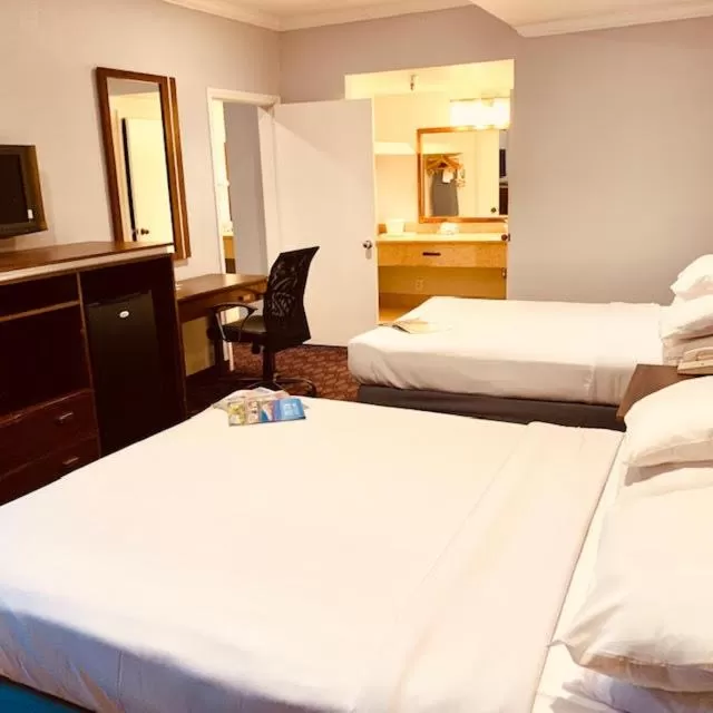 Bed in Hotel Pacific, Manhattan Beach