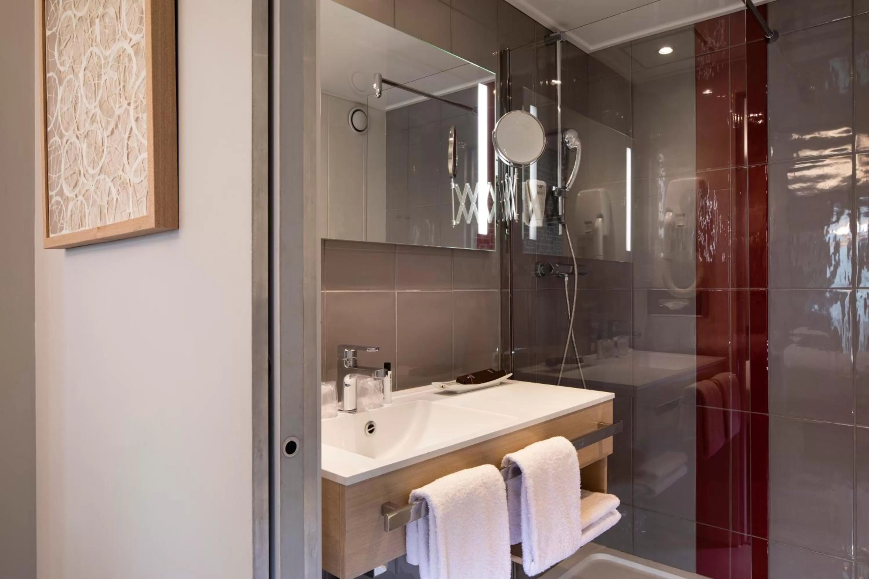 Shower in Paris Bastille