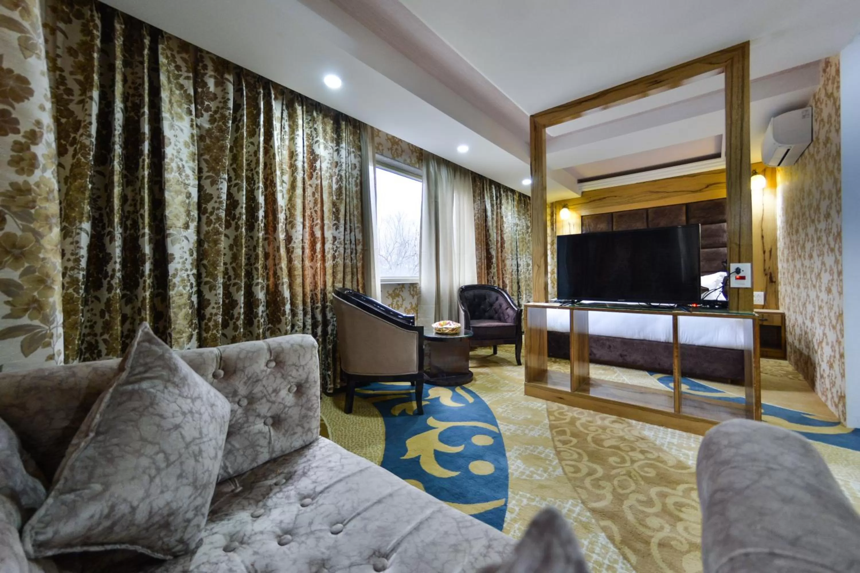 Bed, Seating Area in Hotel The Montreal