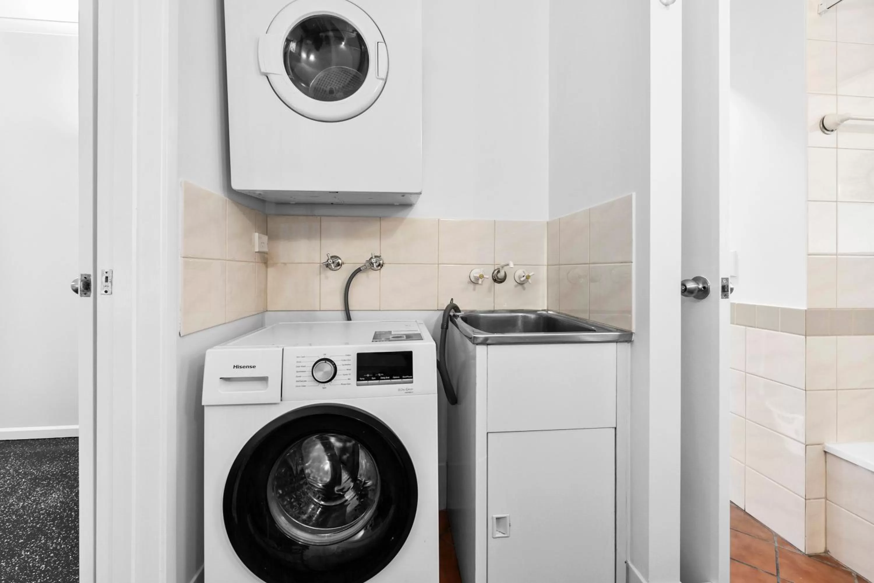 washing machine in Villa Vaucluse Apartments