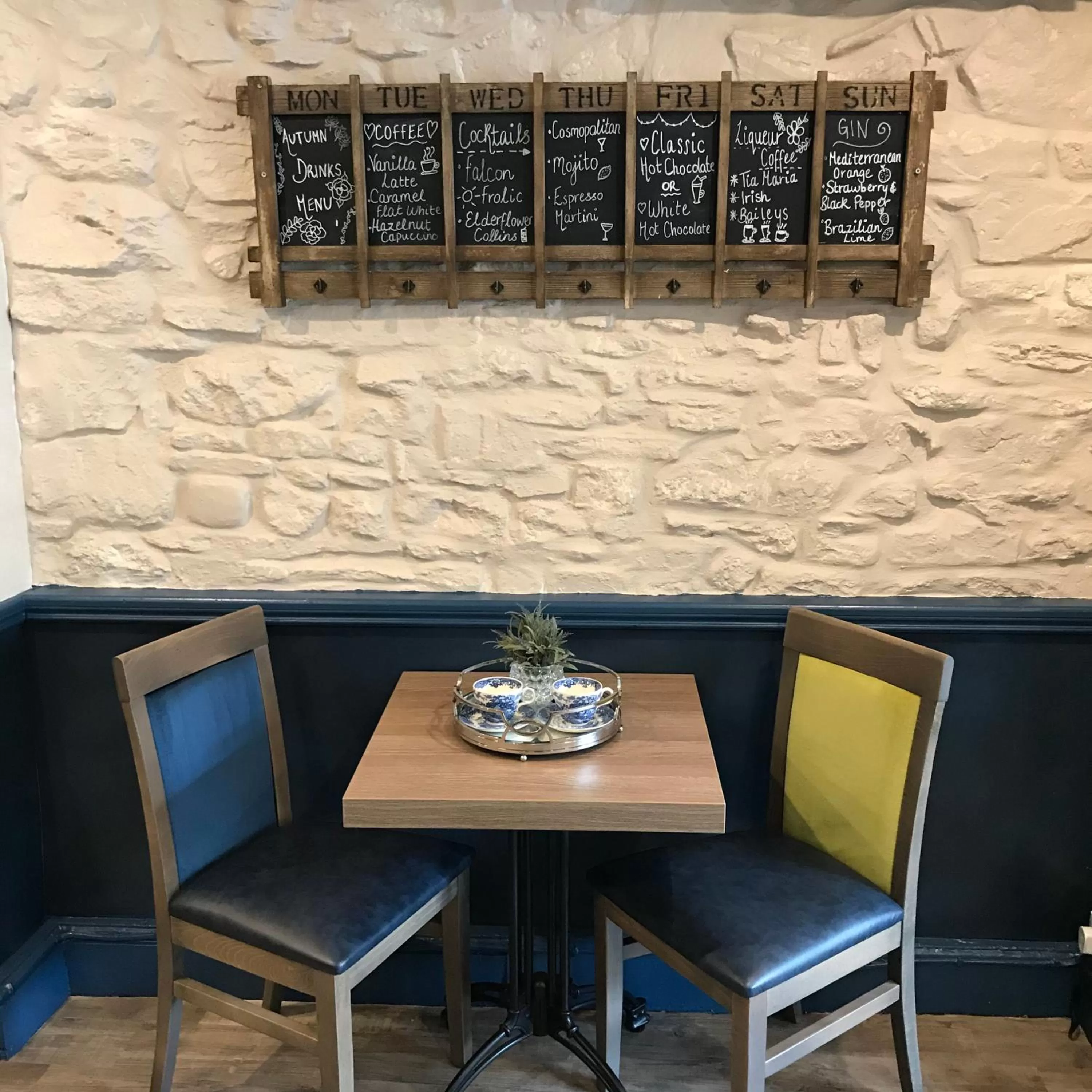 Restaurant/places to eat in Falcon Hotel