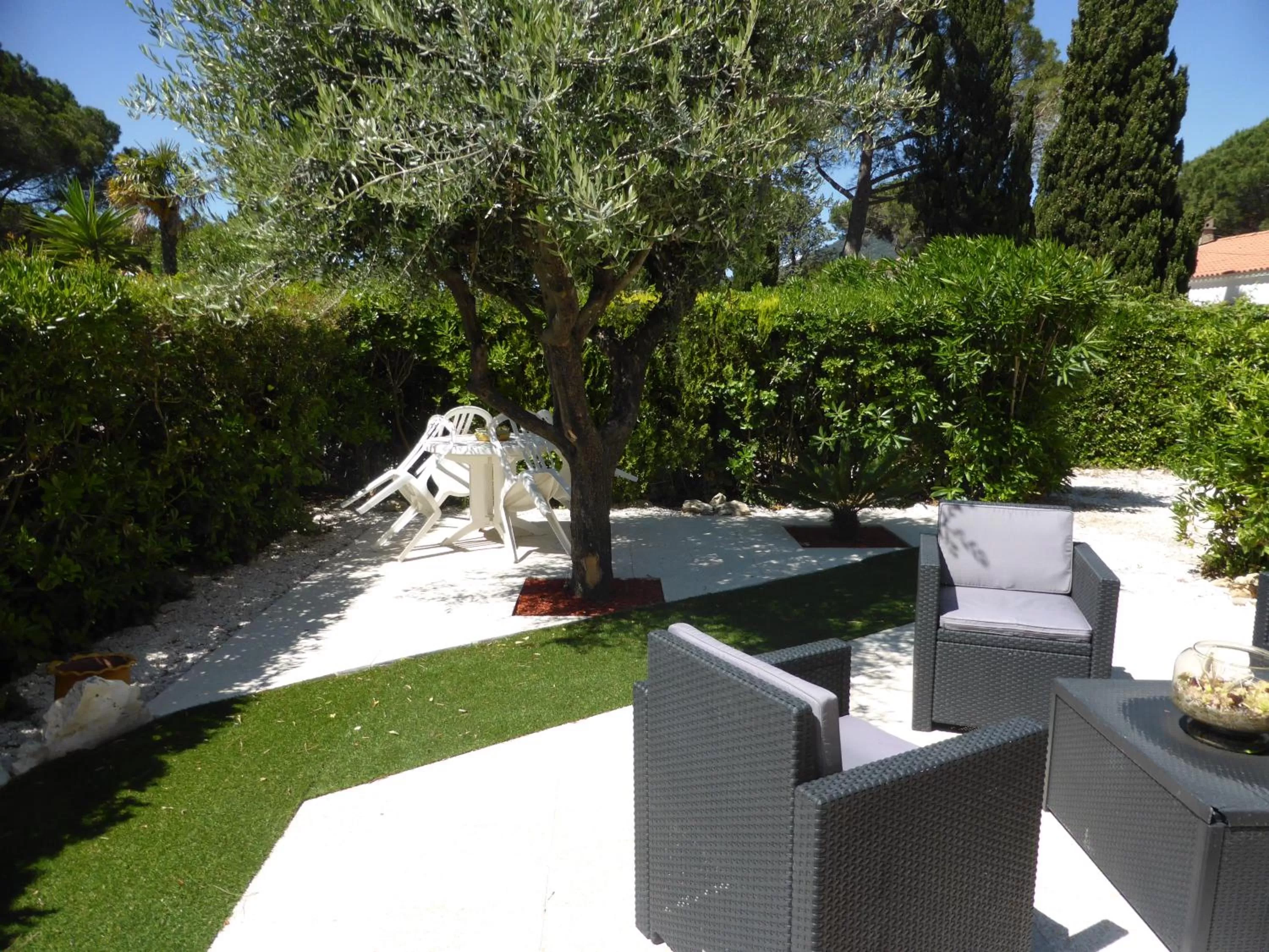 Patio in Hotel Le Golfe Bleu