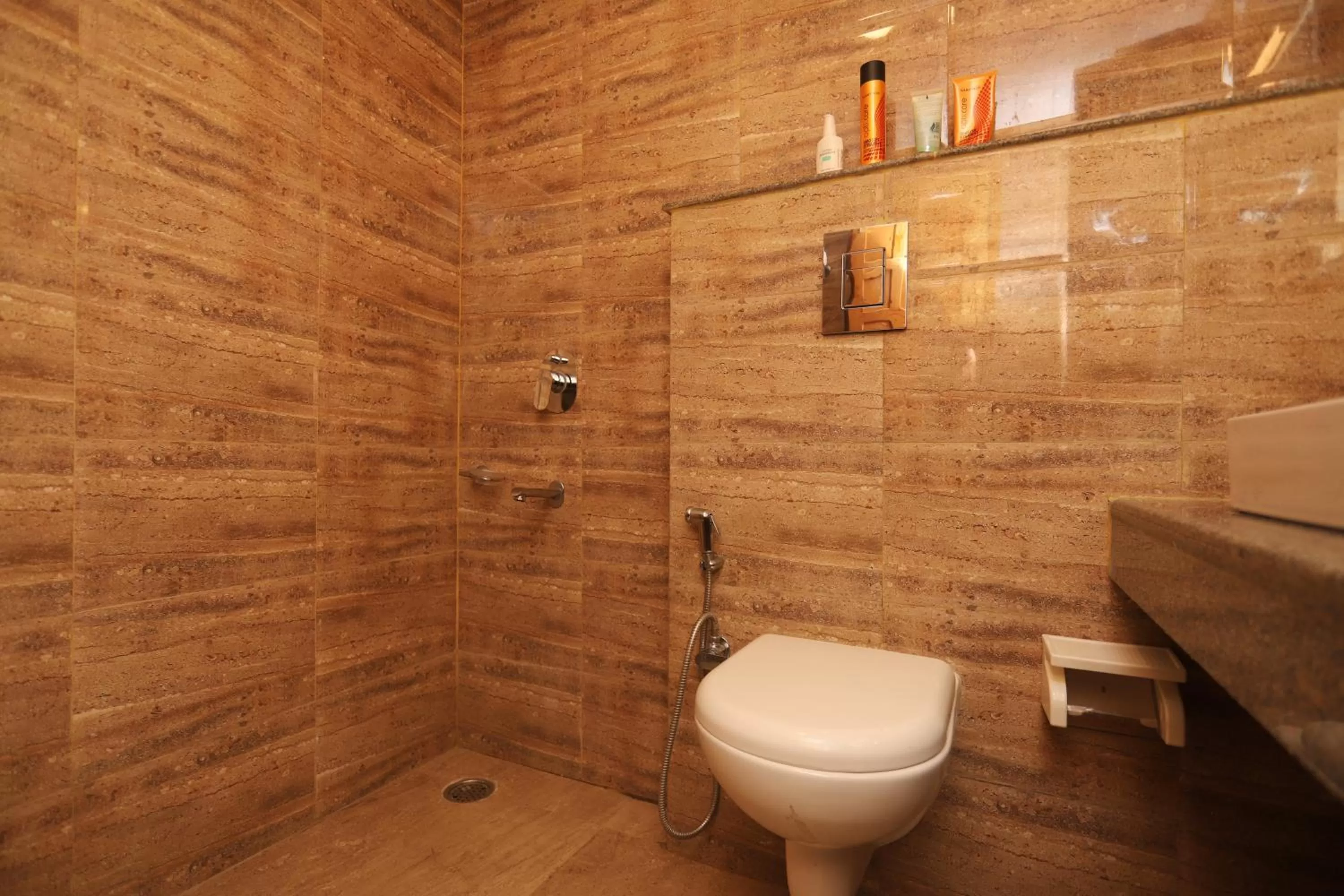 Shower in Hotel Smugglers Mountain View - central heated & air Cooled