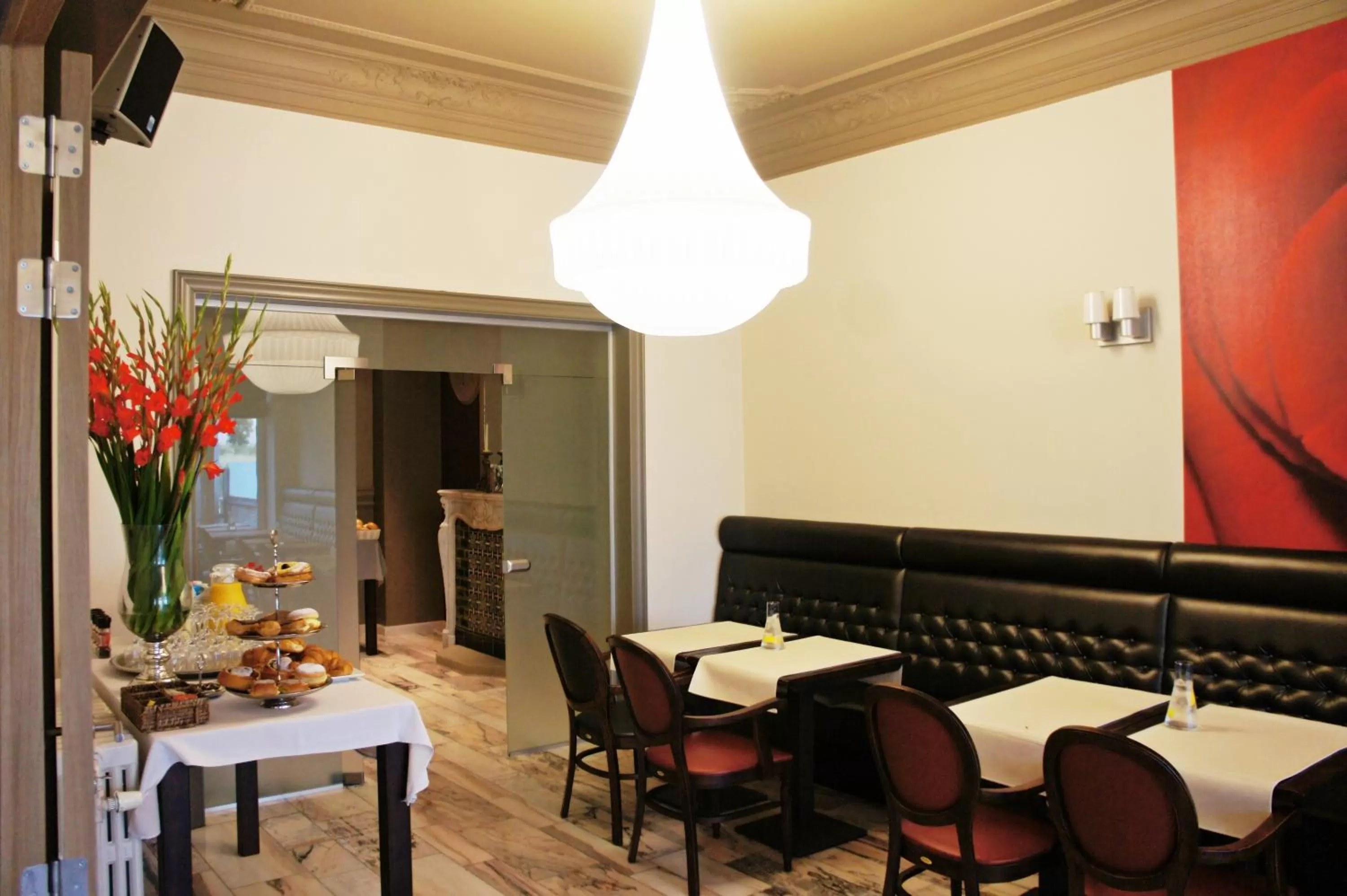 Restaurant/places to eat in Belrom Hotel