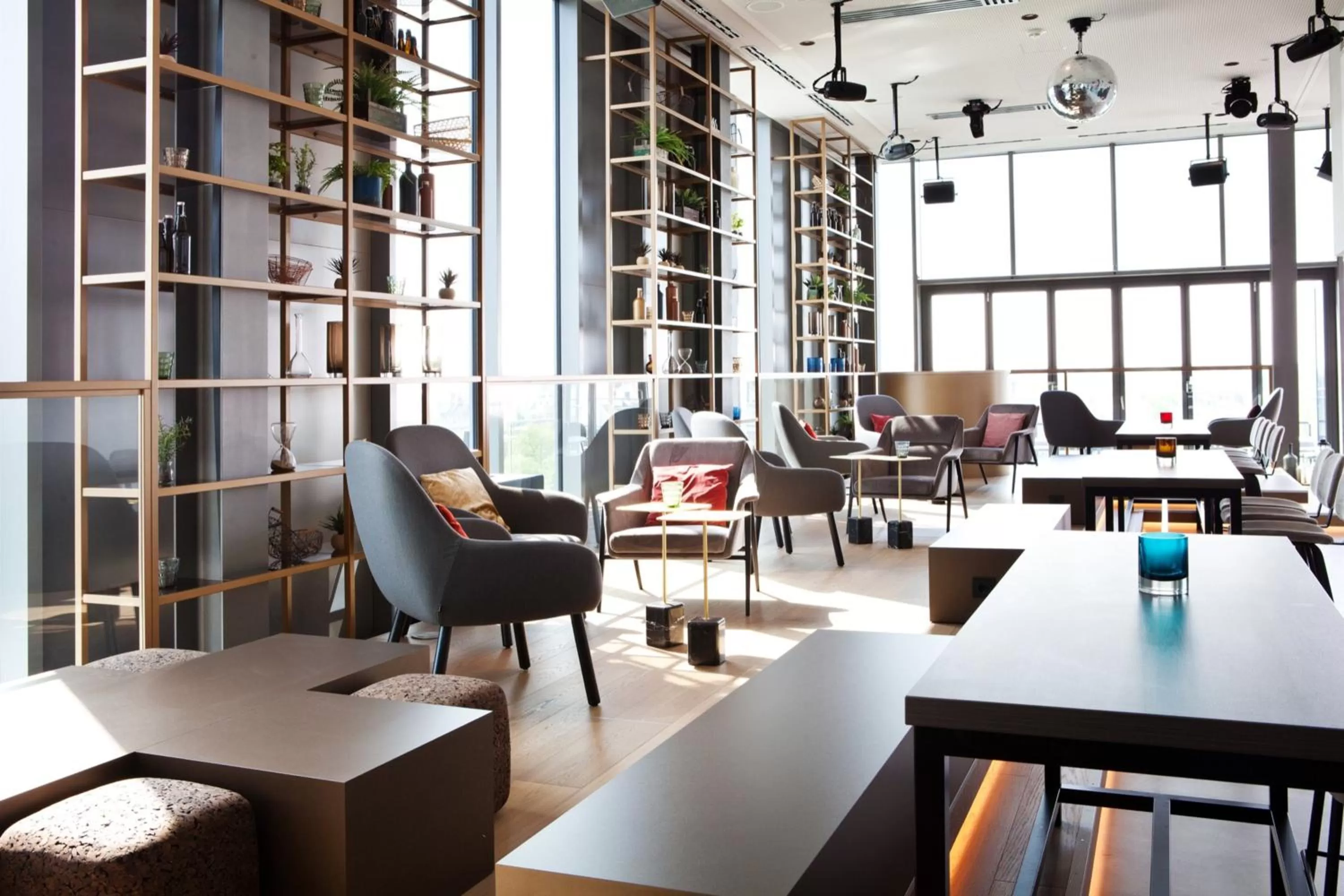 Lounge or bar in Hotel Indigo Berlin - East Side Gallery