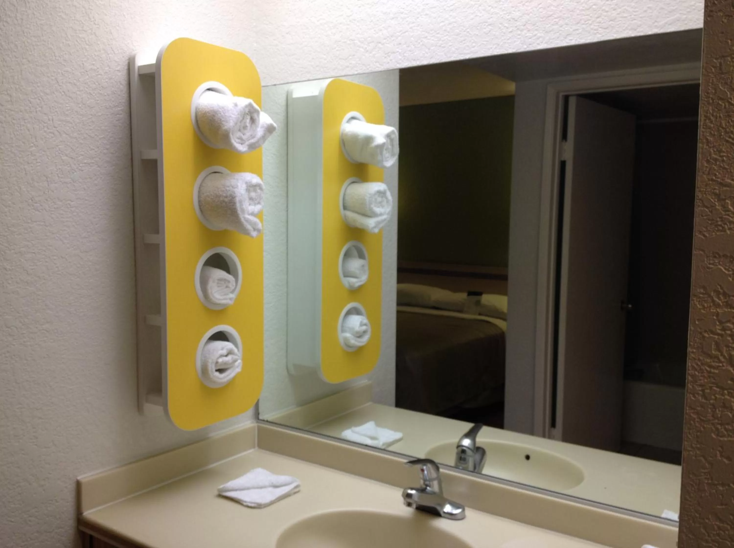 Bedroom in Motel 6 Hemet