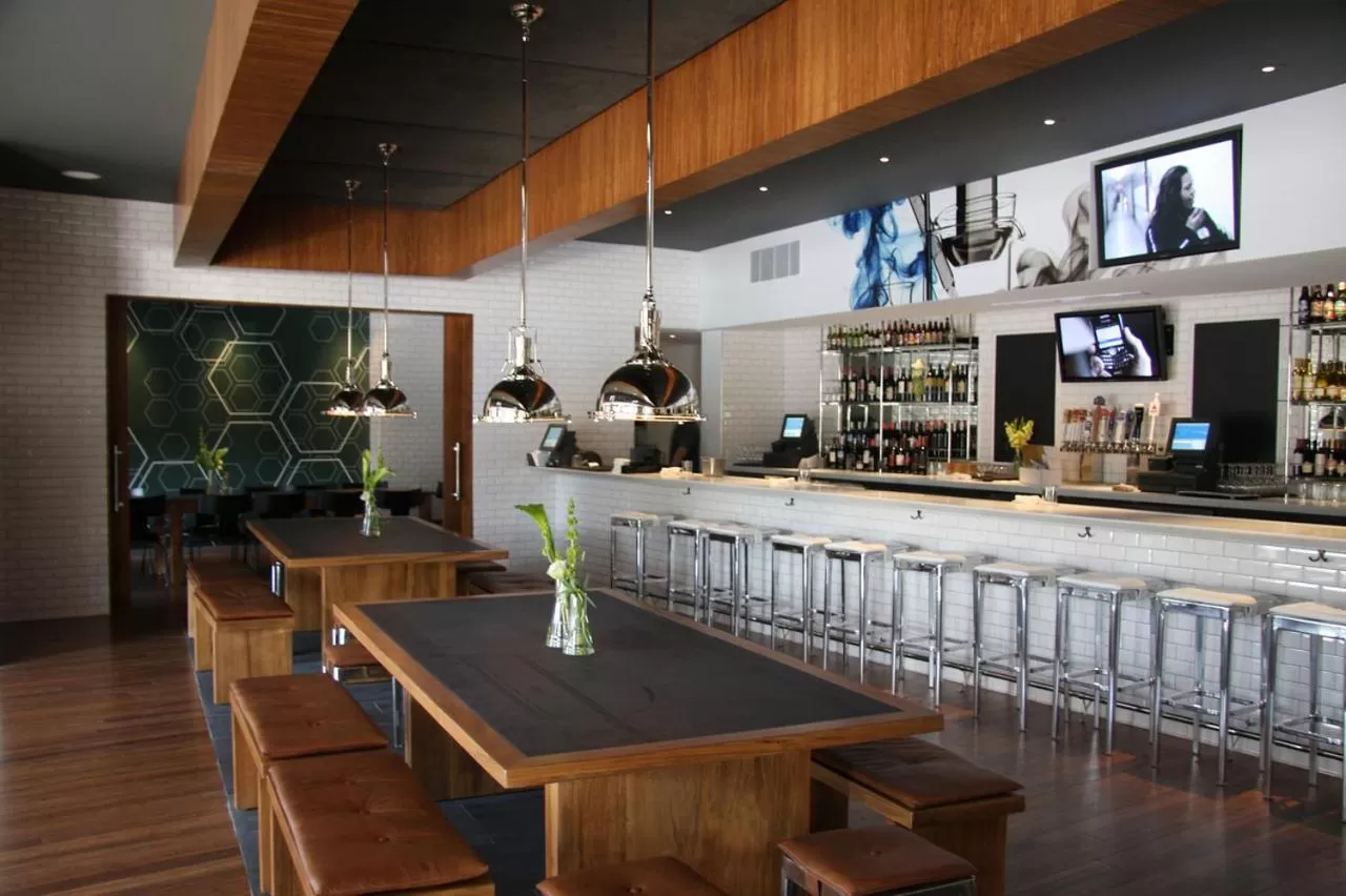 Restaurant/places to eat in USC Hotel