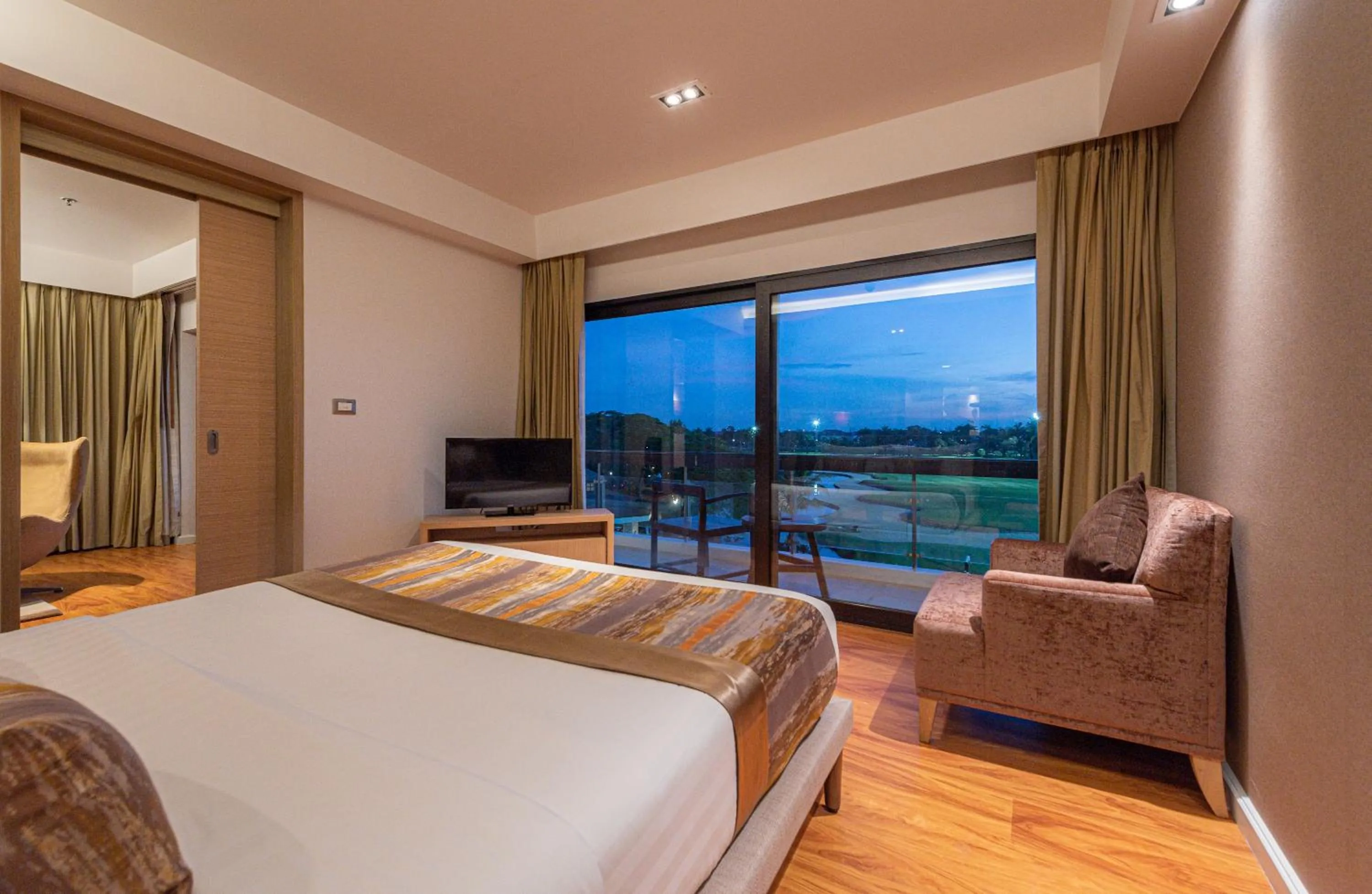 Bed in Summit Windmill Golf Suite Hotel at Suvarnabhumi