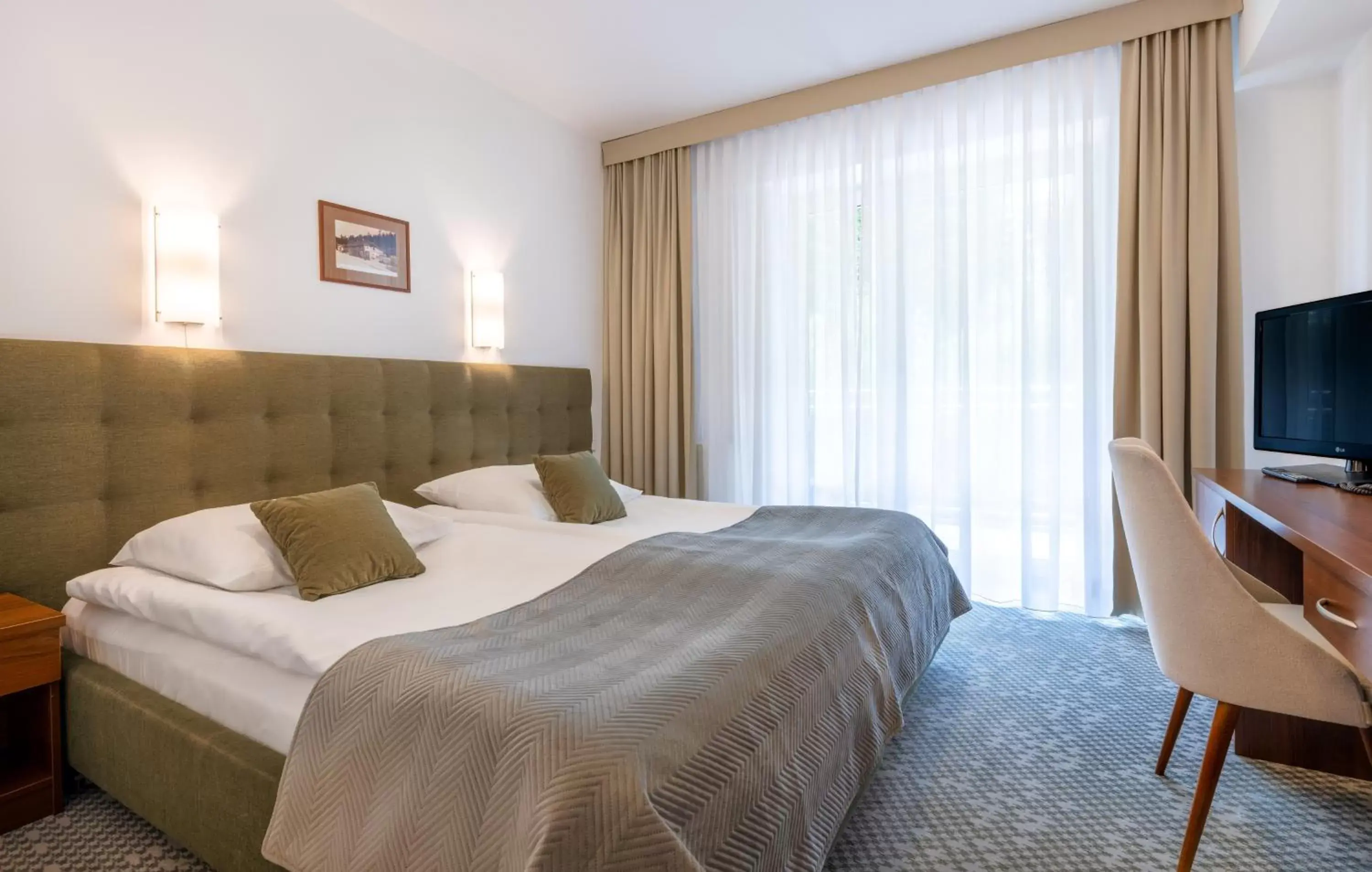 Deluxe Double or Twin Room in Hotel Krynica Conference & SPA Deluxe Double or Twin Room in Hotel Krynica Conference & SPA