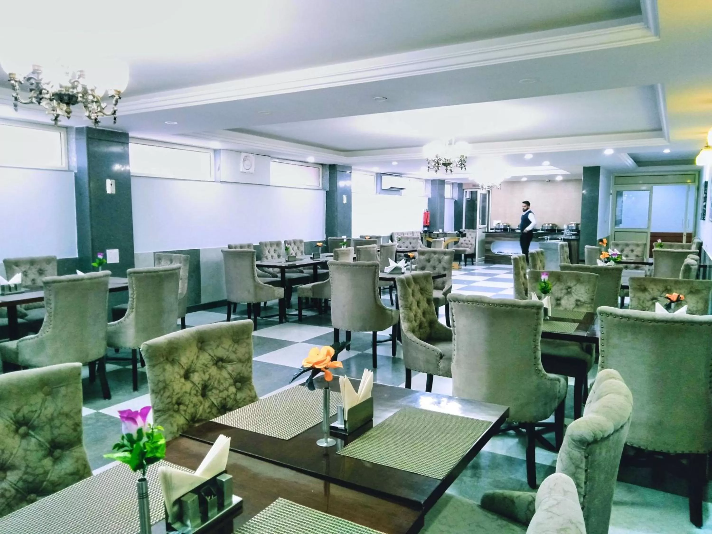 Restaurant/Places to Eat in Hotel The Montreal