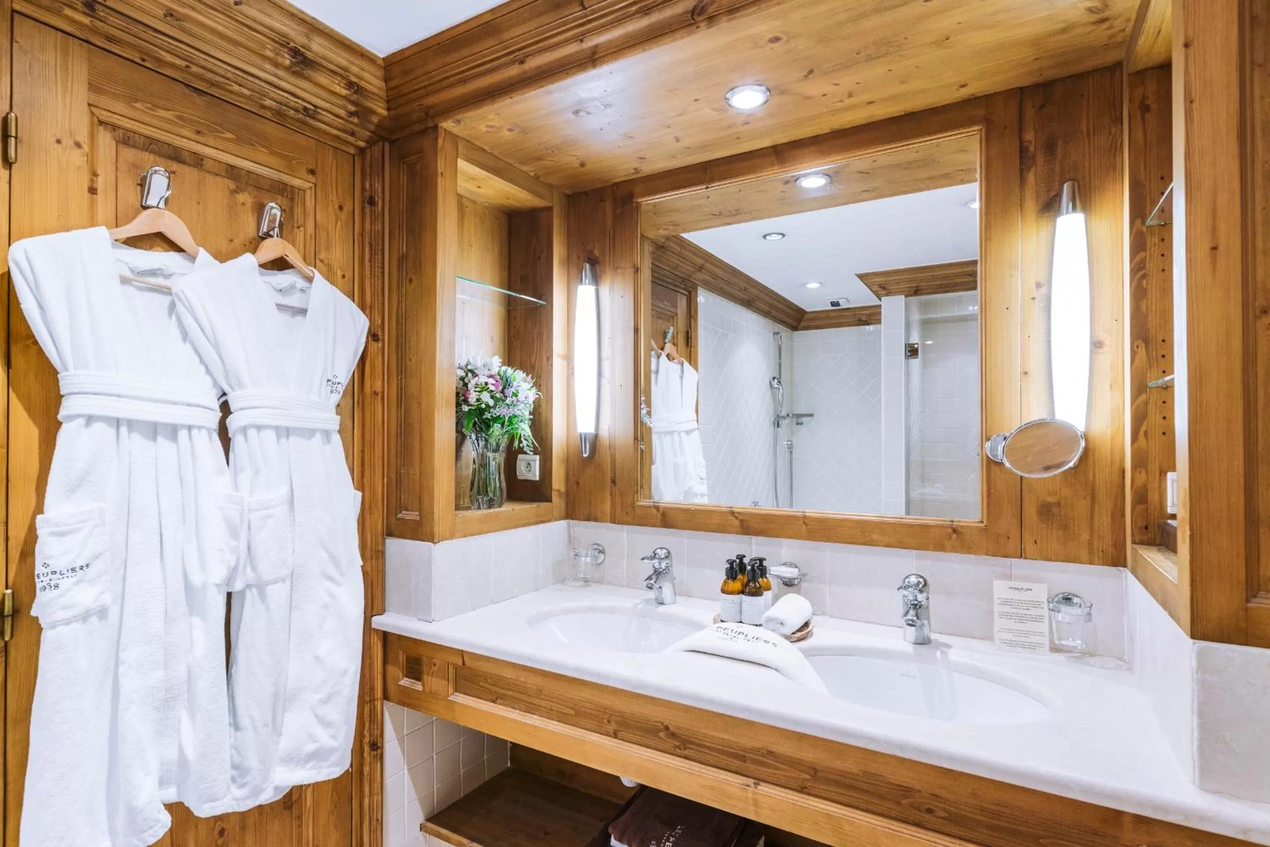 Bathroom in Hôtel Les Peupliers