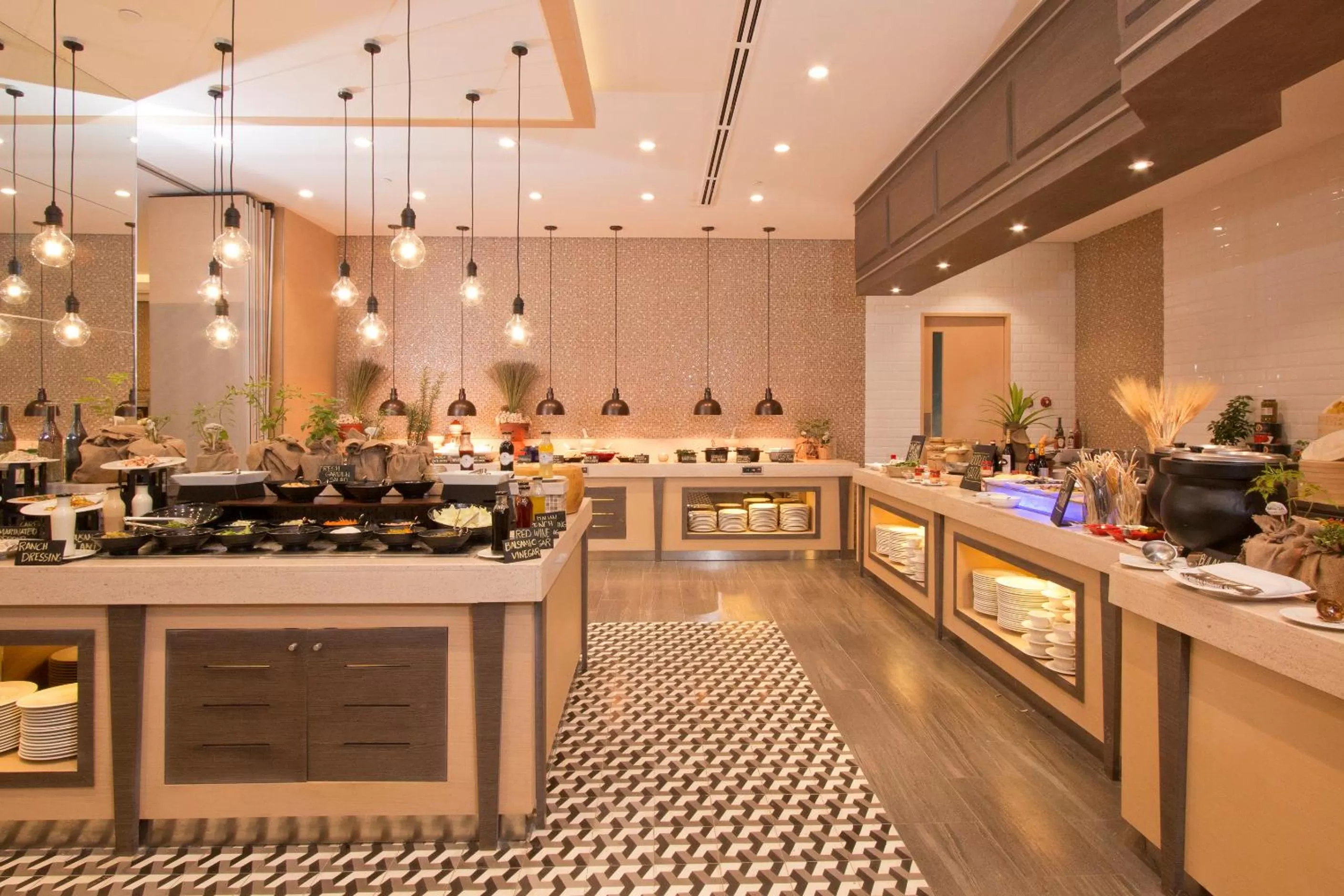 Restaurant/places to eat in Taal Vista Hotel