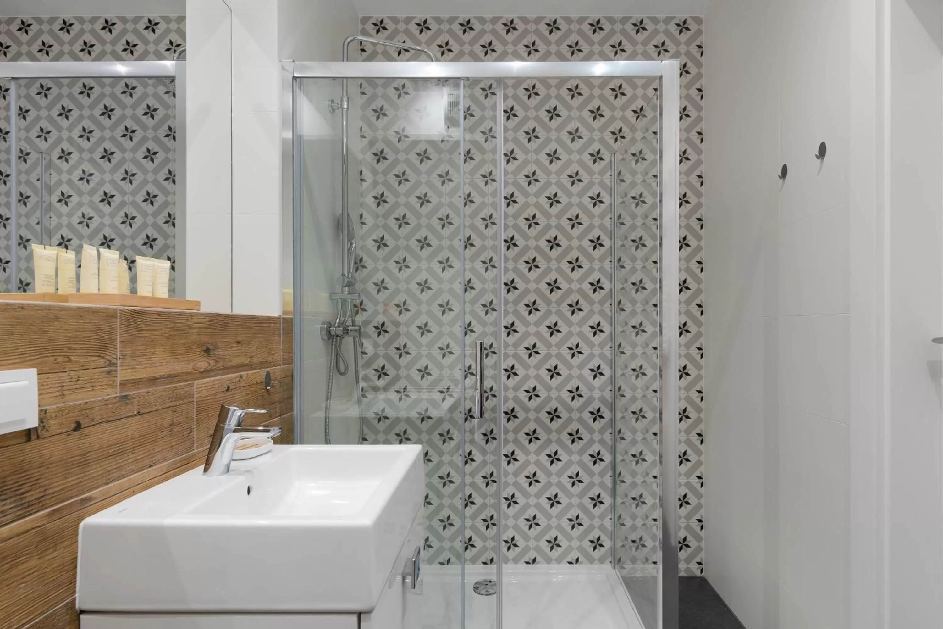 Shower in Symphony Modern Tower Apartamenty