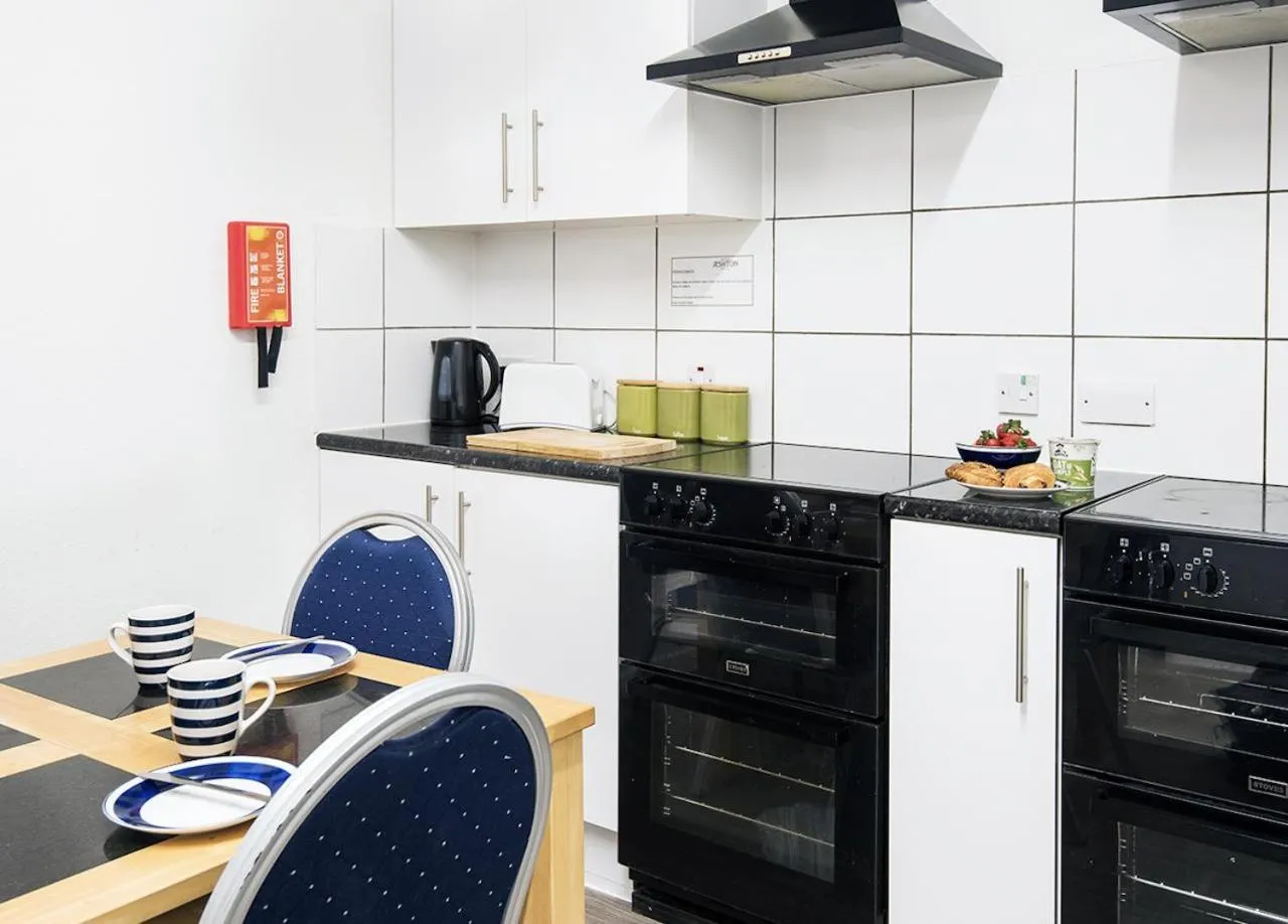 Kitchen or kitchenette in Royal Ashton Townhouse - Taunton