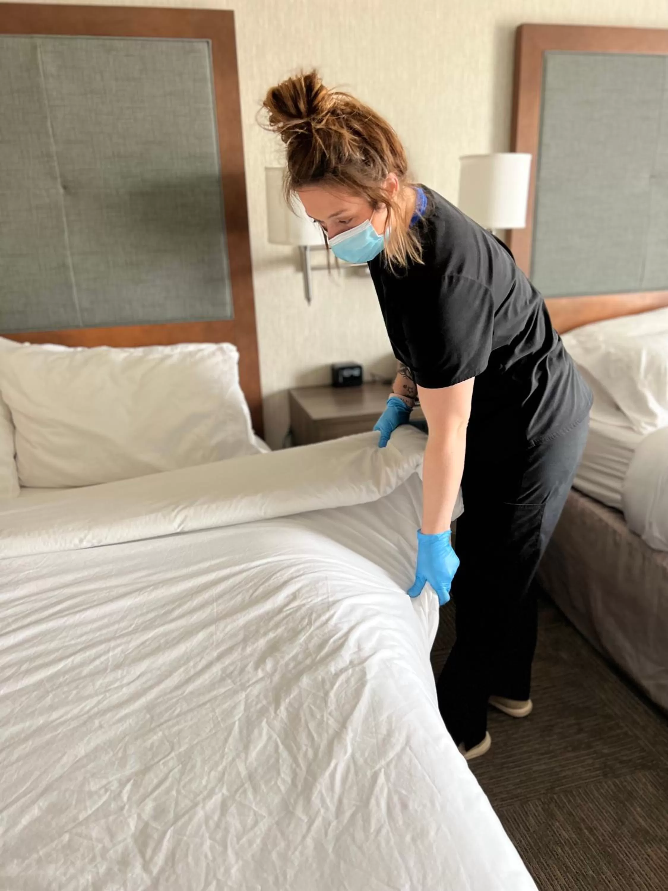 People, Bed in Quality Inn - Pratt