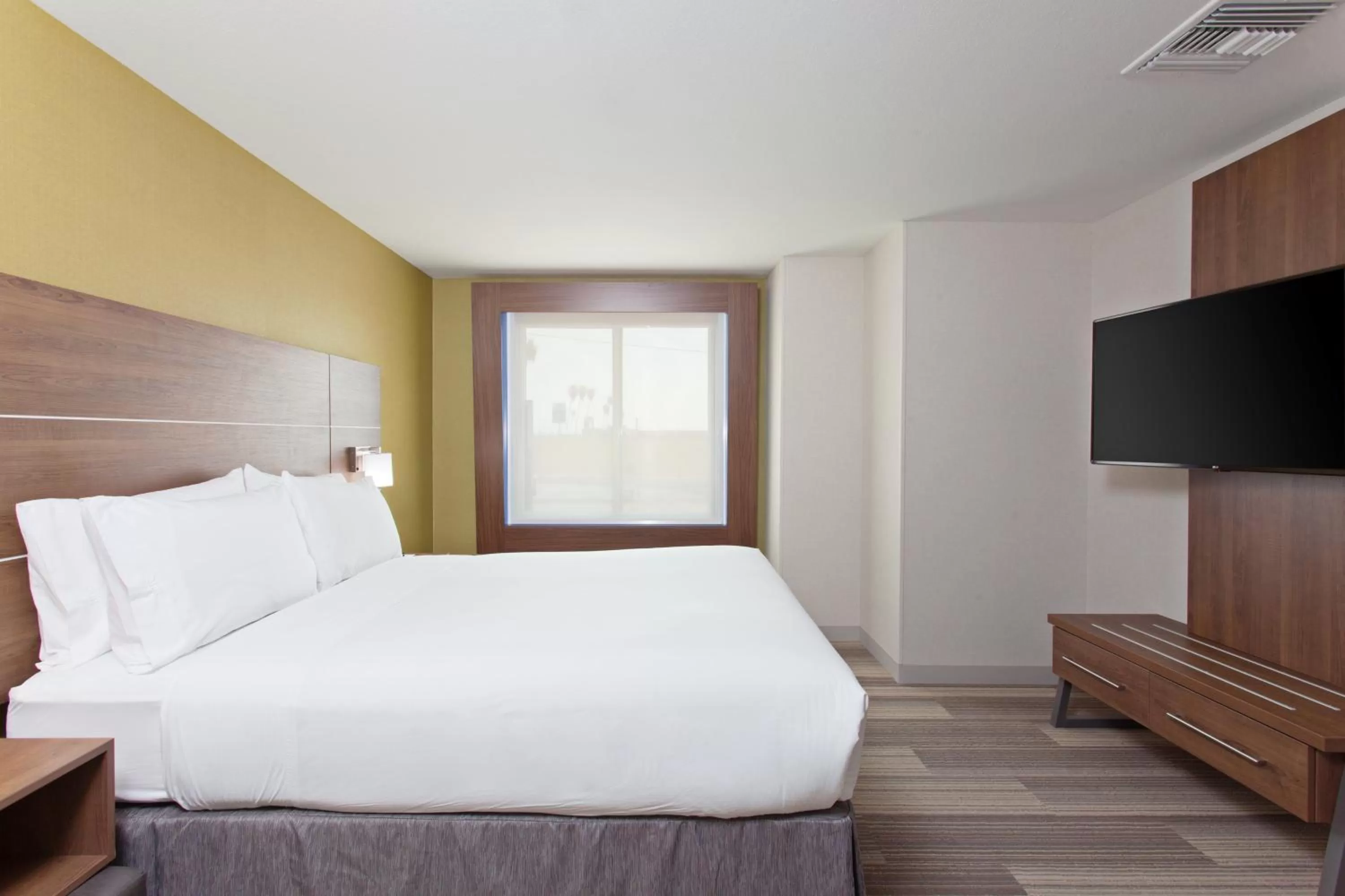 Photo of the whole room, Bed in Holiday Inn Express & Suites Pasadena - Los Angeles by IHG
