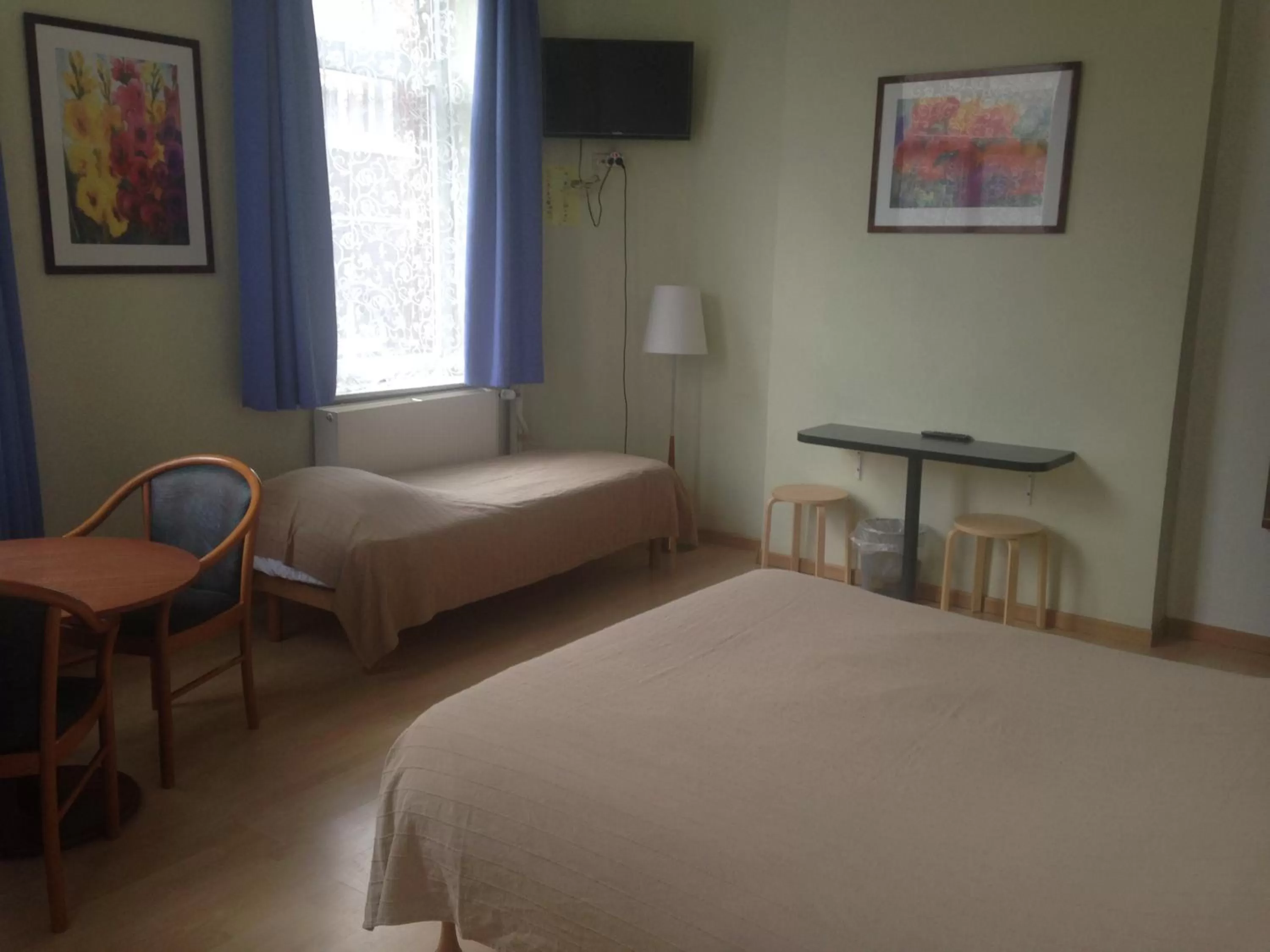Photo of the whole room, Bed in Hôtel Les Acteurs